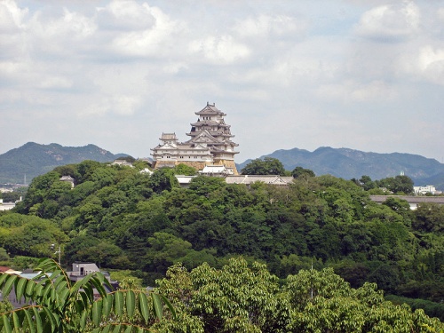 http://cp12.nevsepic.com.ua/79-2/thumbs/1355609392-800px-himeji_castle_seen_from_west_03.jpg