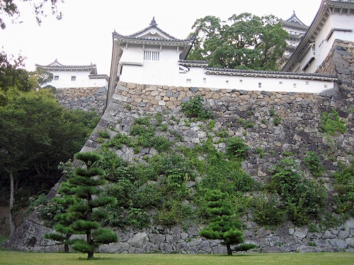 http://cp12.nevsepic.com.ua/79-2/thumbs/1355609397-800px-look_up_ido_kuruwa_in_himeji_castle_.jpg