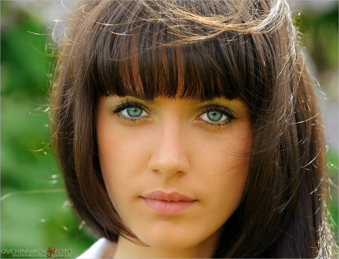 Красивая девушка с зелеными глазами. Шатенка с челкой. Зелёные глаза у девушек. Девушка с челкой. Красивые брюнетки с зелеными глазами.