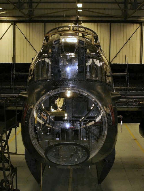 Английский бомбардировщик Lancaster MK.III (36 фото)