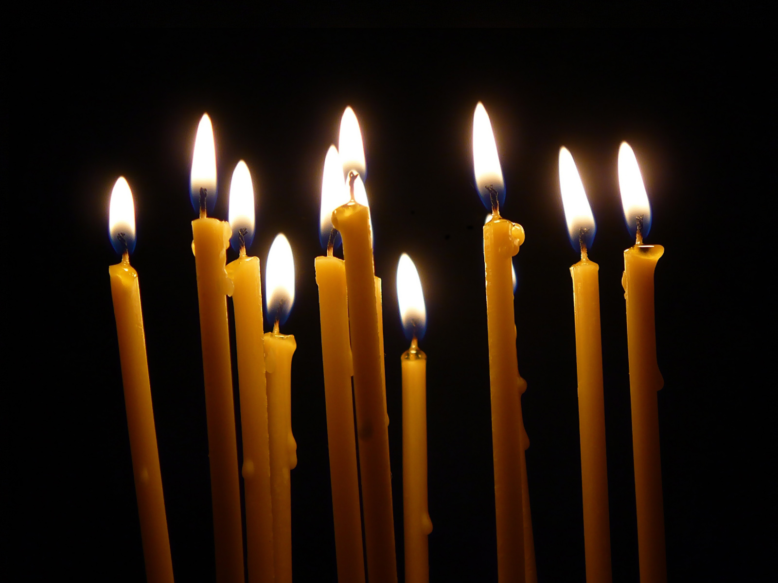 Горящие свечи в церкви. Церковные свечи. Свечи в храме. Горящие свечи. Горящие свечи в храме.