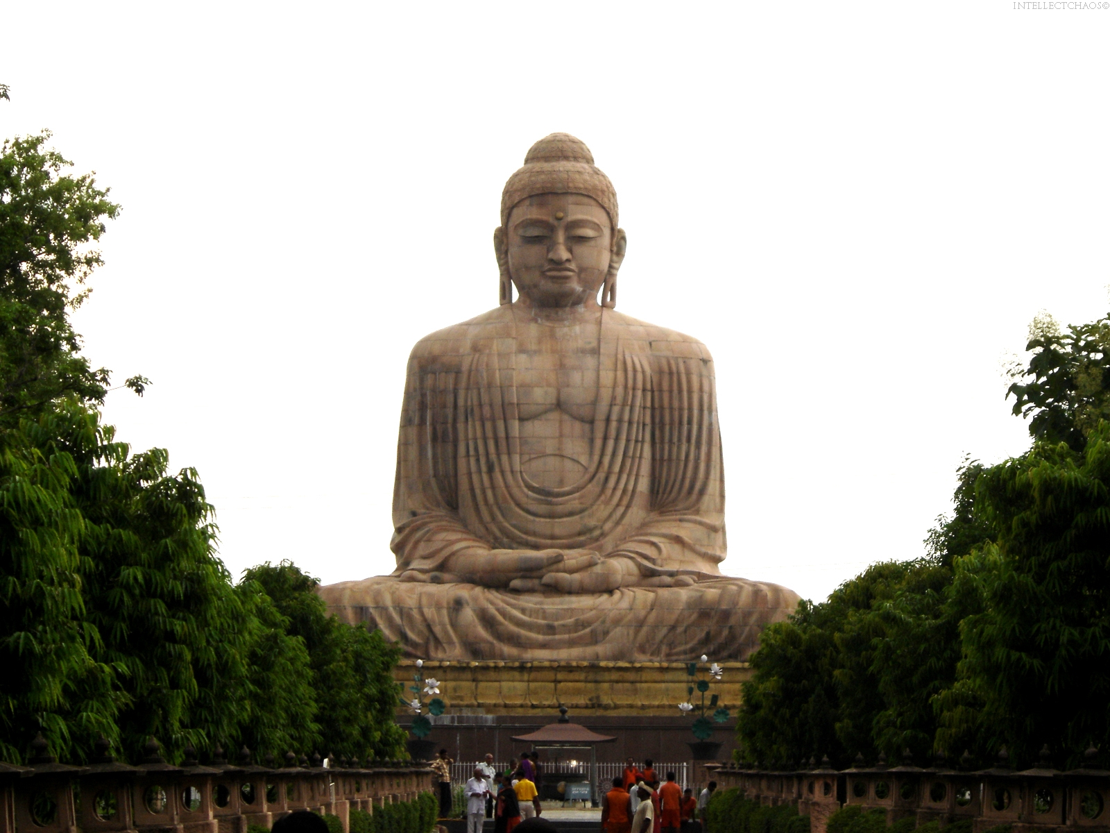 Не знаю буда. Будда Шакьямуни Бодхгая. Будда Шакьямуни статуя в Индии. Древняя Индия Будда. Древние статуи Будды в Индии.