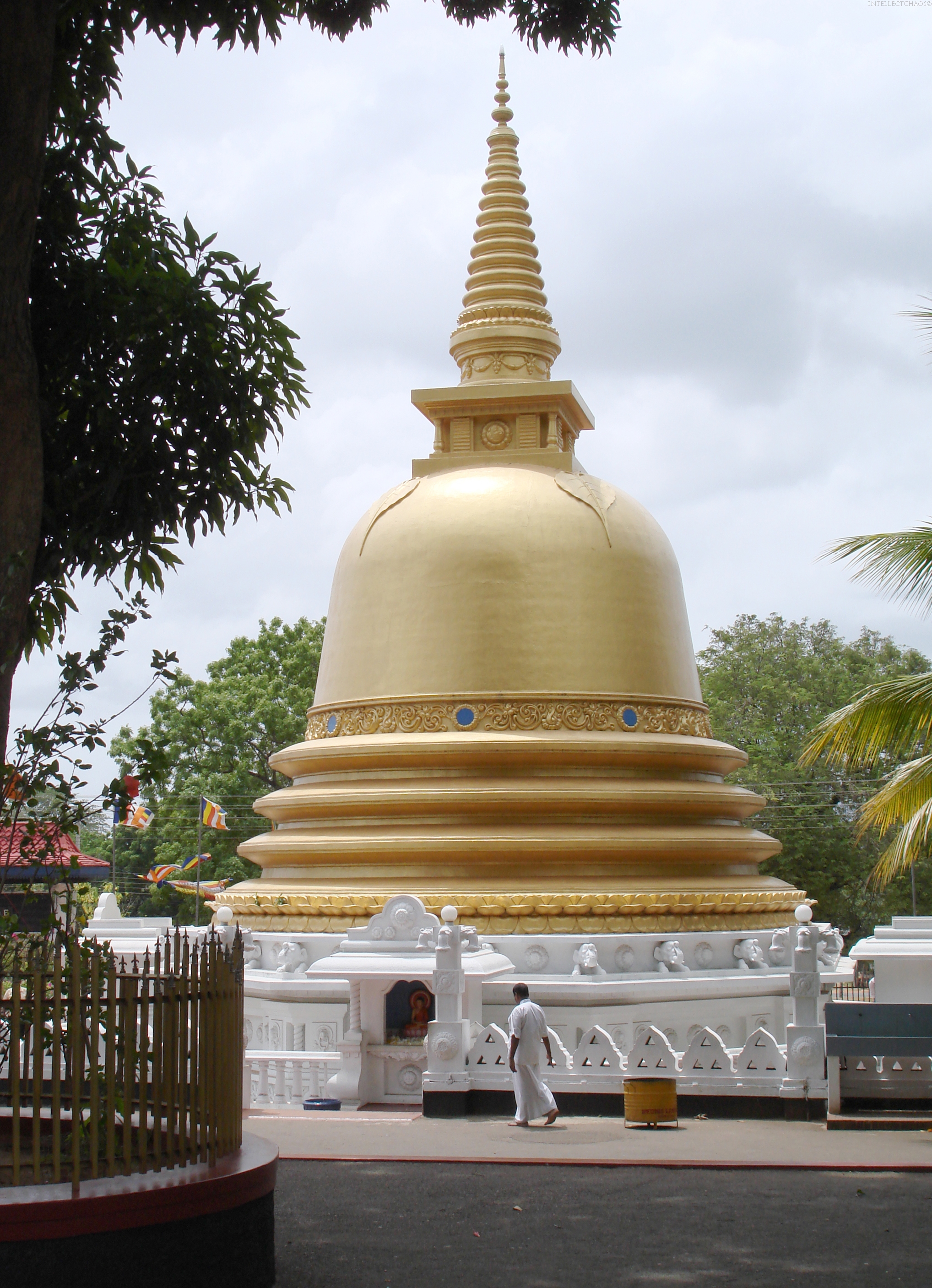 Старейшая ступа в индии. Шри Ланка ступа Будды. Храм ступа в Индии. Буддийский храм ступа. Буддийская ступа в Индии.