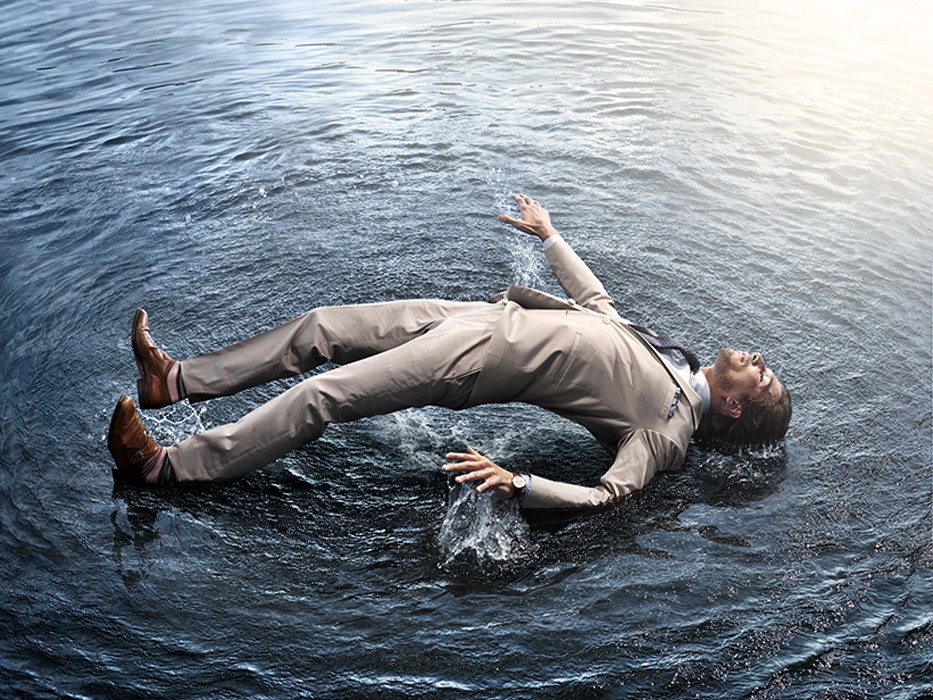 Человек переплывает реку. Вода и человек. Человек лежит в воде. Парень падает в воду. Мужчина лежит в воде.