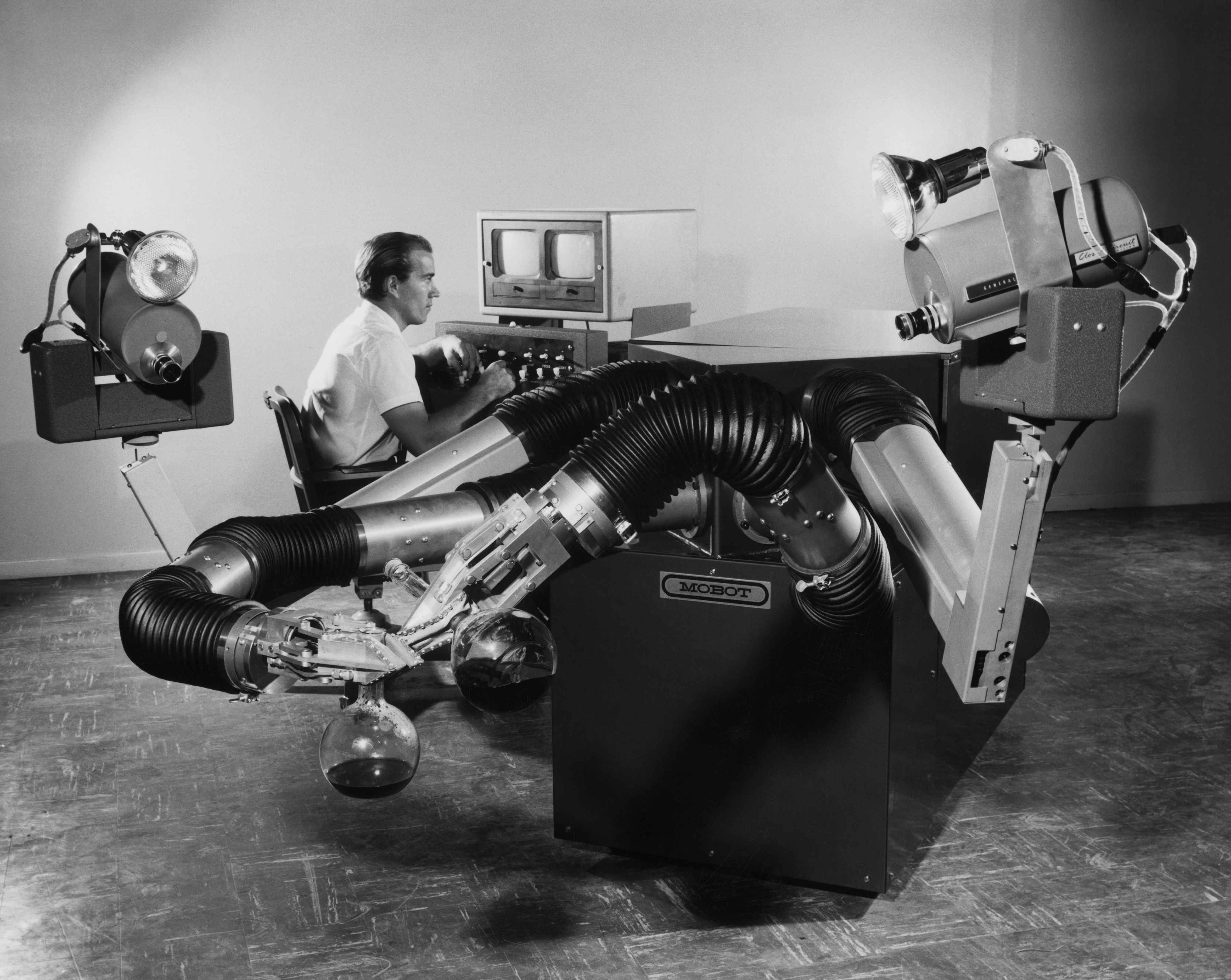 Где был изобретен первый промышленный робот. Робот Unimate 1961. Unimate #001 первый промышленный робот. Старинный робот. Старые промышленные роботы.