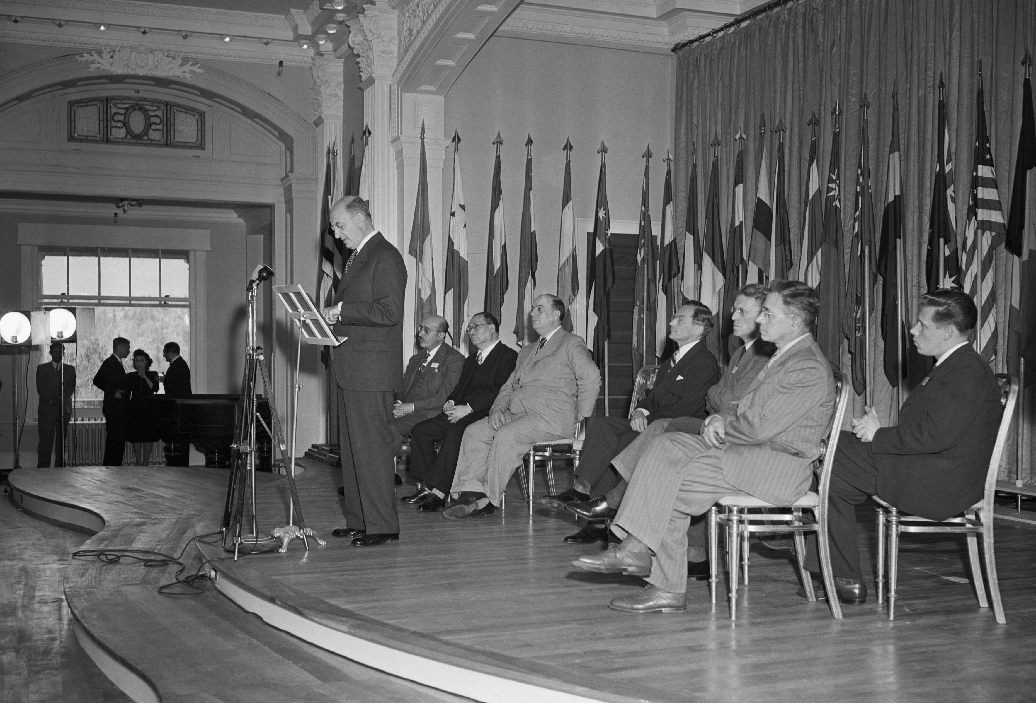 Валютные конференции. Бреттон-Вудской конференции в 1944. Конференция в Бреттон-Вудсе. Бреттон Вудская система 1944. Бреттон ведская Международная конф.