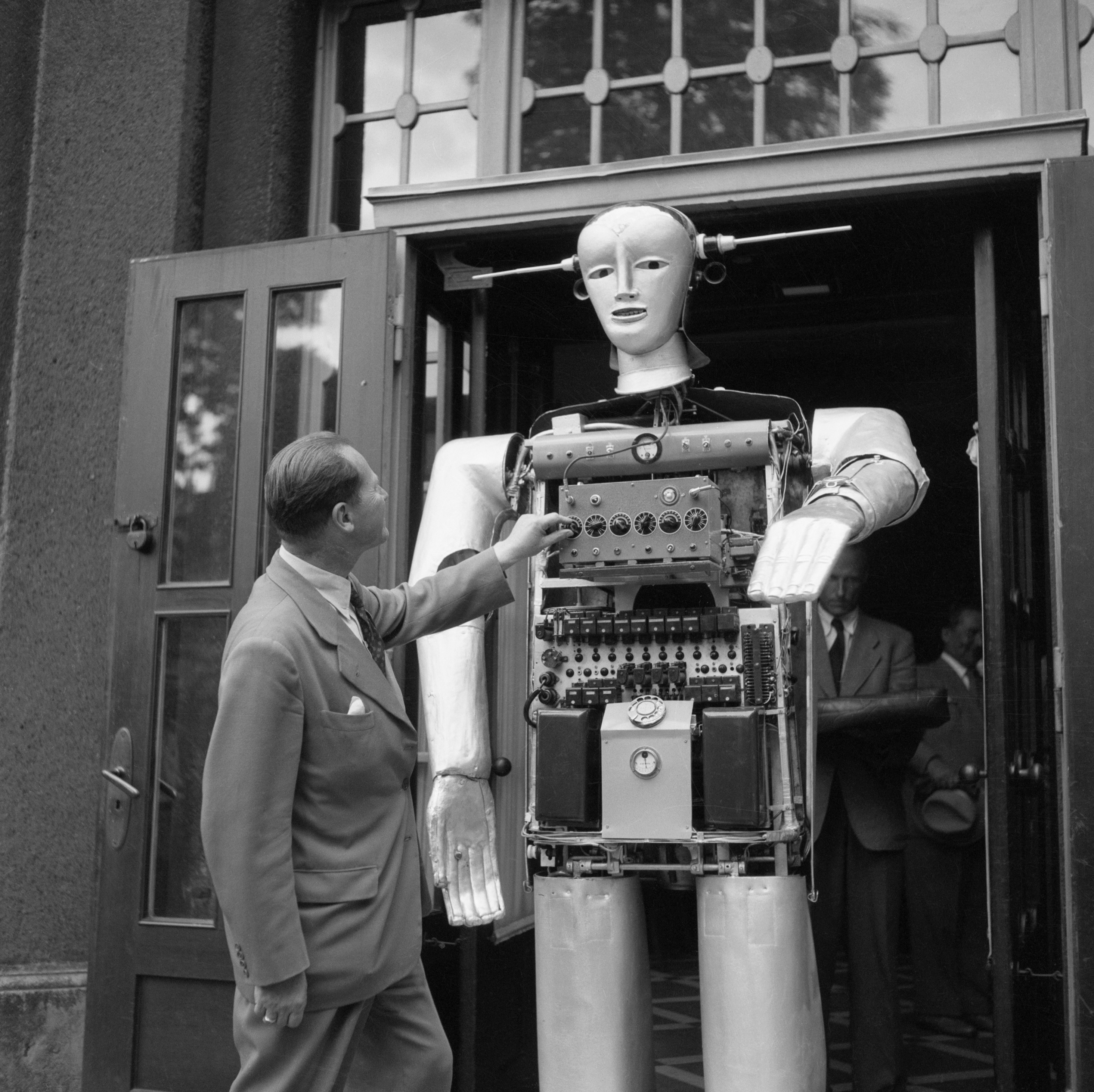 Первые прототипы роботов. Япония роботы 20 век. Первый робот в мире. Самый первый робот. Самый первый робот в мире.