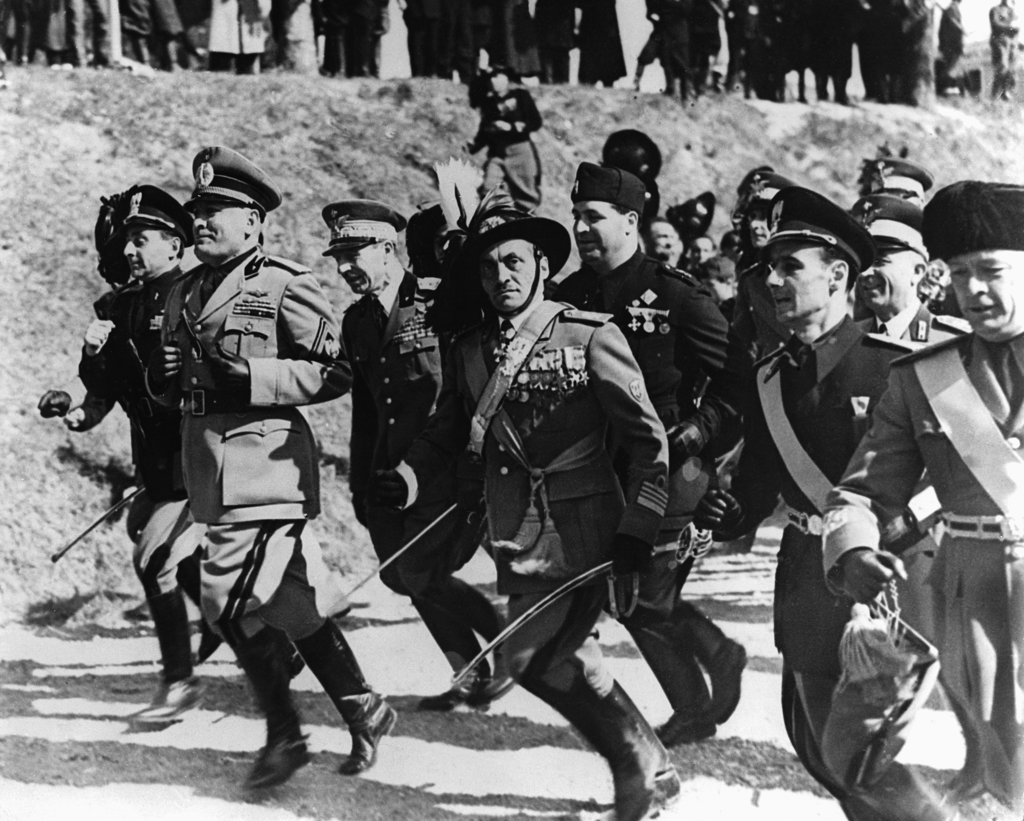Поражение во второй мировой войне. Бенито Муссолини диктатор. Бенито Муссолини на пробежке. Итальянская армия Бенито Муссолини. Итальянские берсальеры Муссолини.