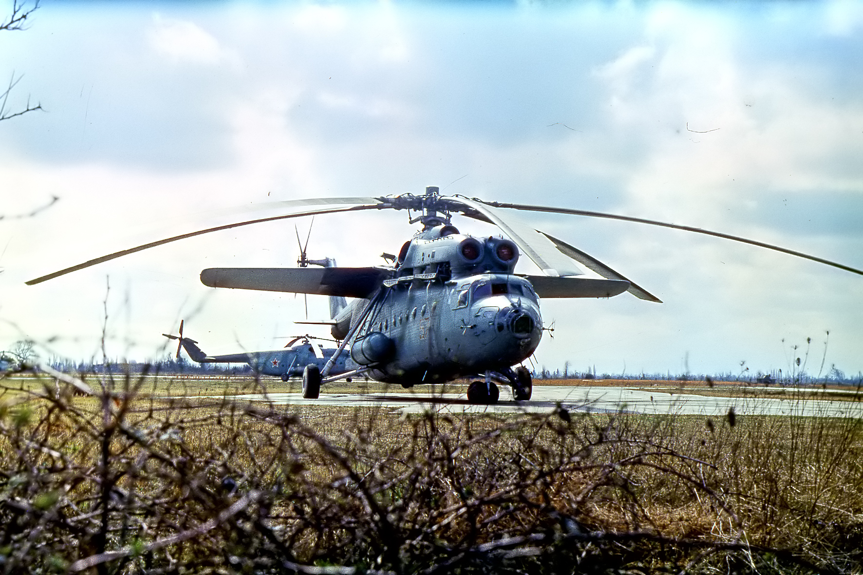 Вертолет в болотах ми. Ми-6 вертолёт военный. Ми-8 вертолёт. Вертолет ми-6 в Тарко-Сале. Вертолёт ми-26.