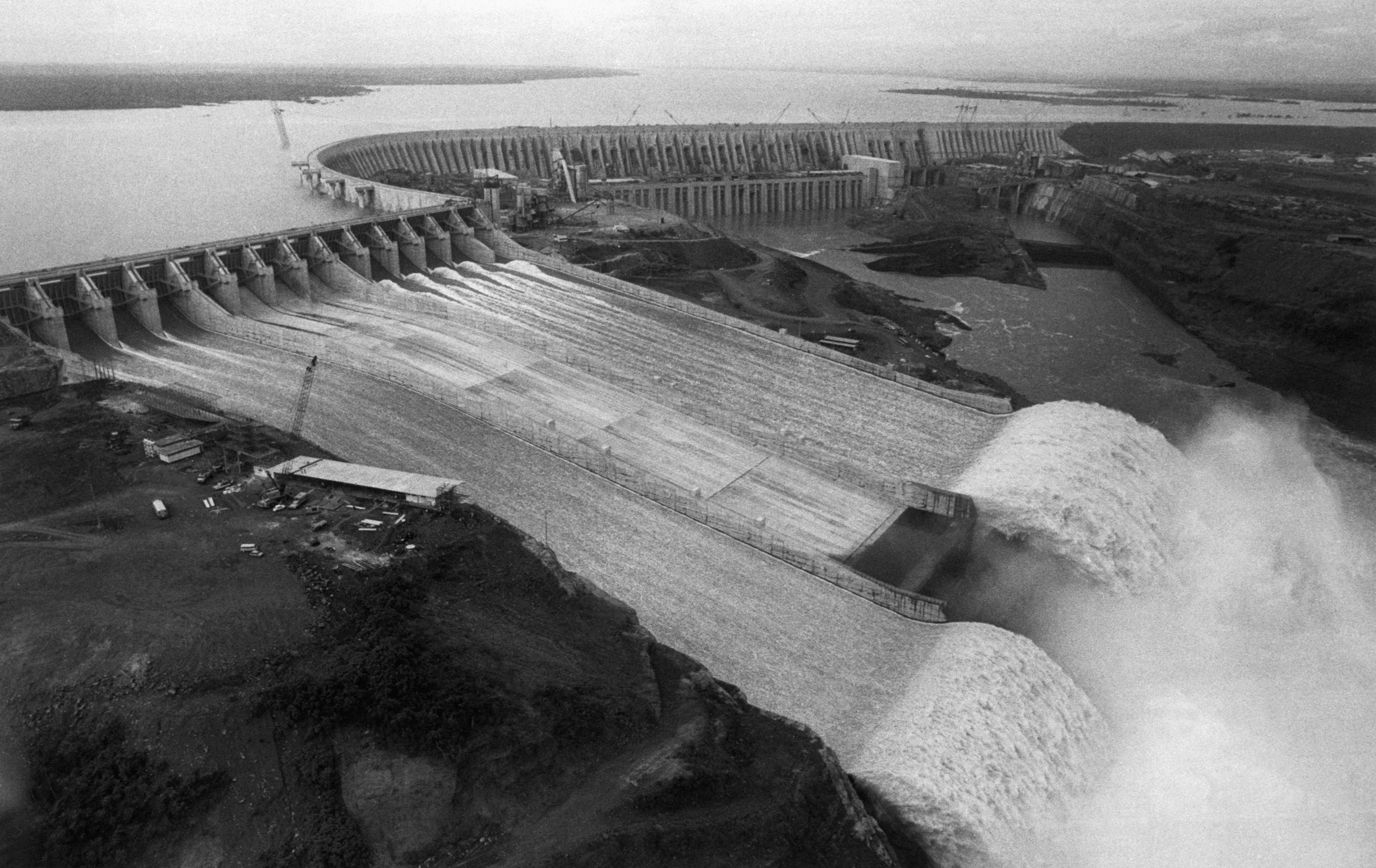 Между двумя реками люди прорыли. Асуанская плотина. ГЭС 20 века. Прорыв плотины ГЭС Баньцяо. Дамба Баньцяо Китай 1975.