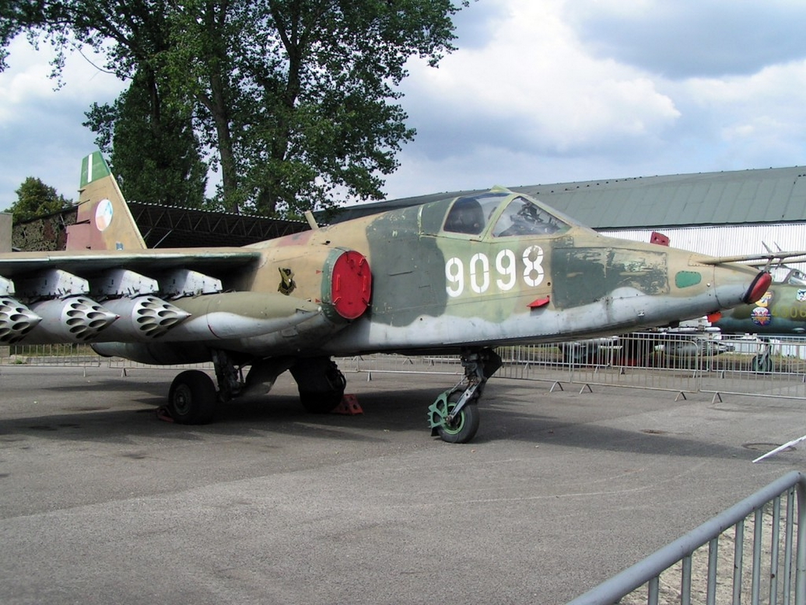 Советский штурмовик СУ-25 (23 фото) .