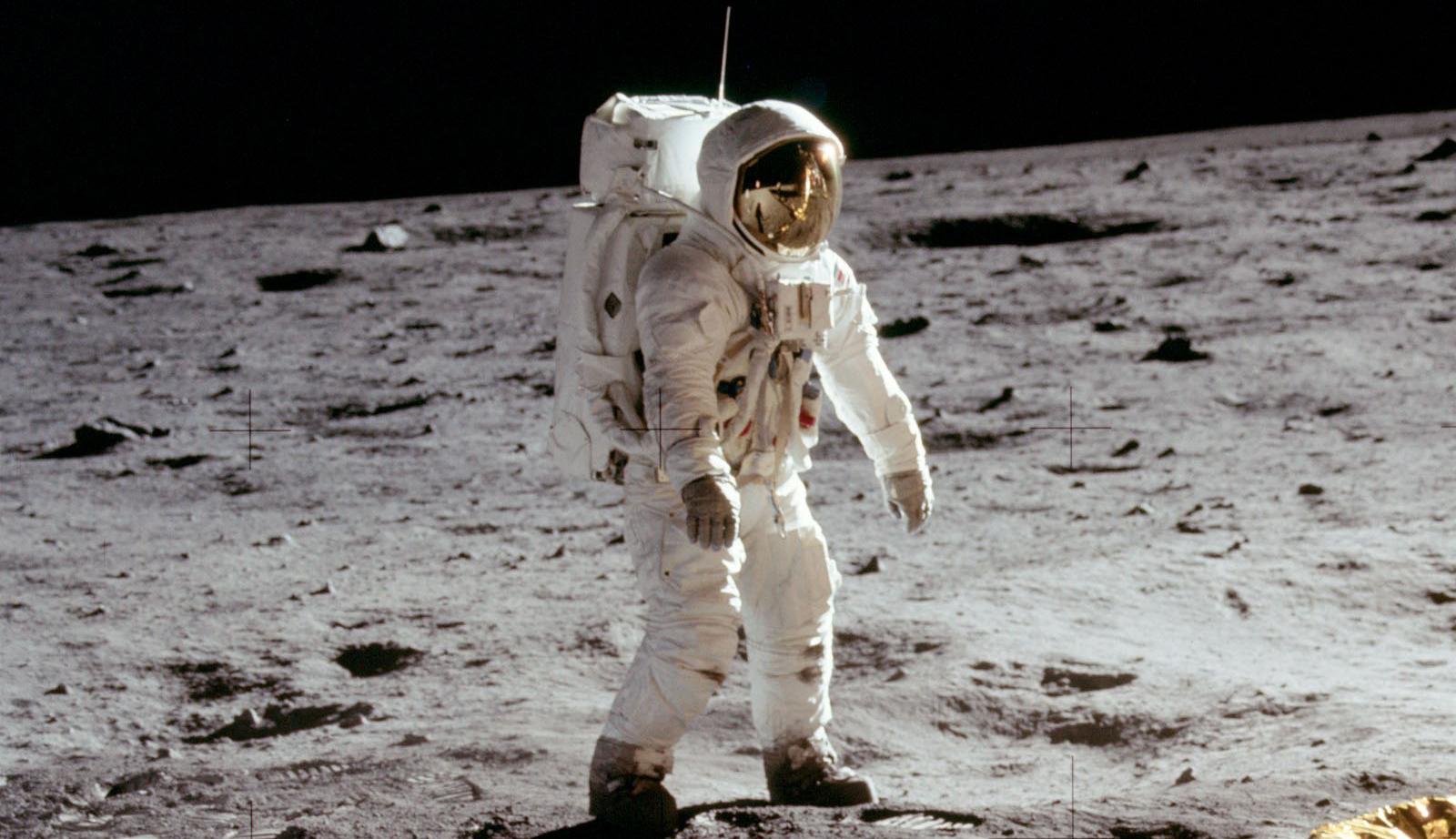 Шагаю по луне. Гагарин на Луне. Астронавты на Луне. Космонавт на Луне. Русские космонавты на Луне.
