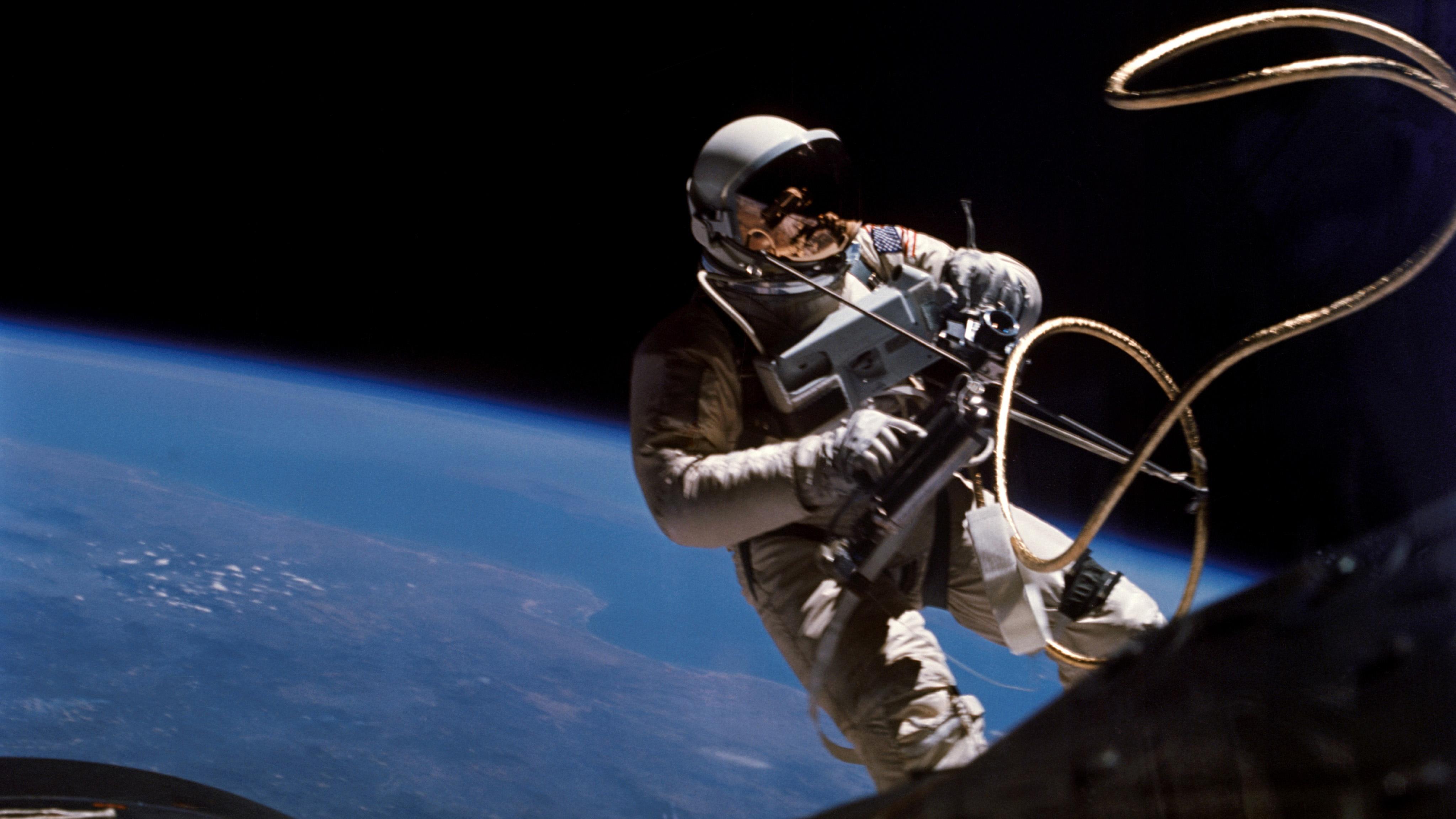 Первый полет американского космонавта. Позывной Леонова в космосе. Первый выход американского астронавта в открытый космос. Леонов полет в космос. Космонавт в космосе.