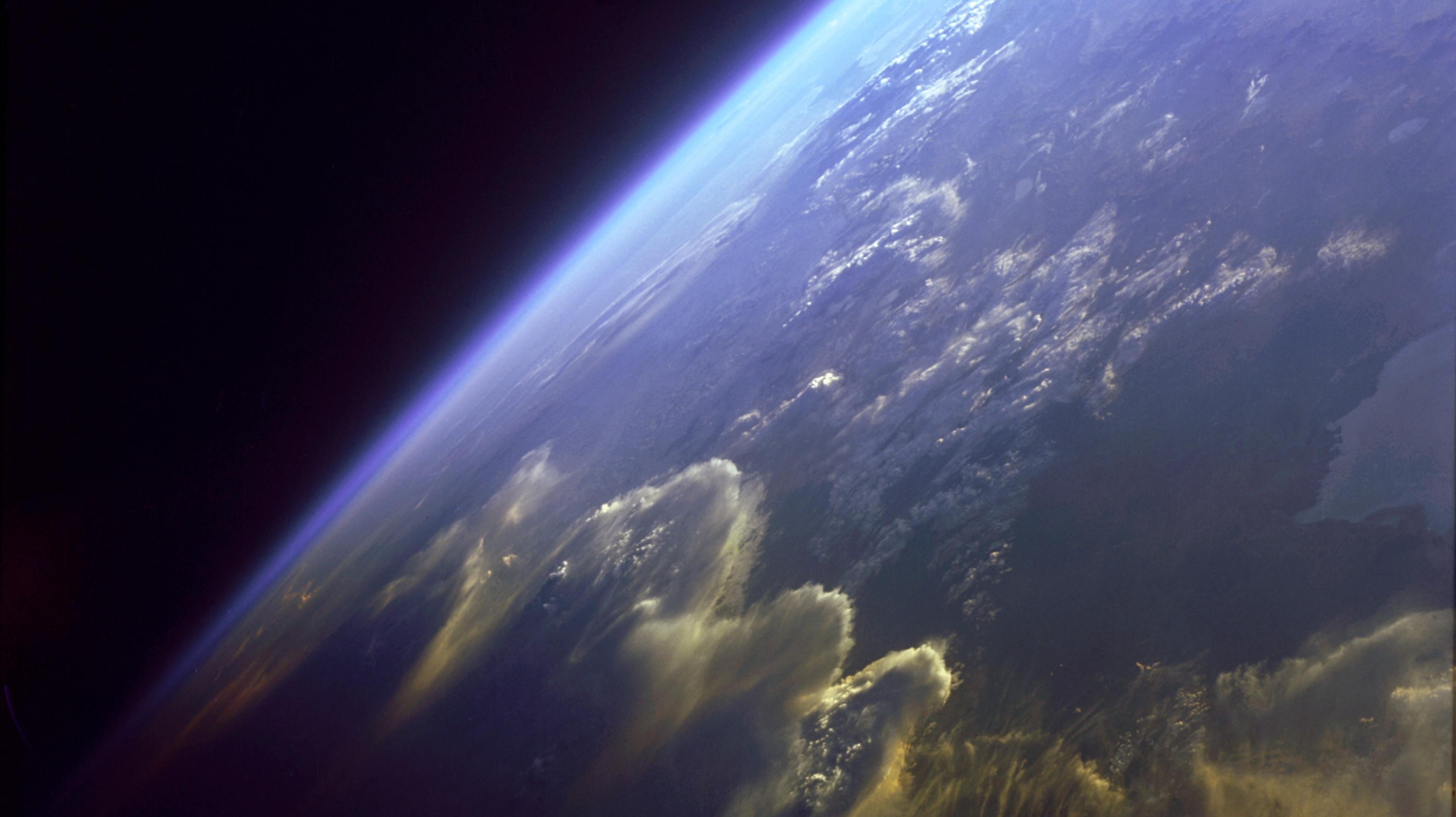 2 1000 километров. Земля из космоса. Вид земли с космоса. Атмосфера из космоса. Атмосфера вид из космоса.