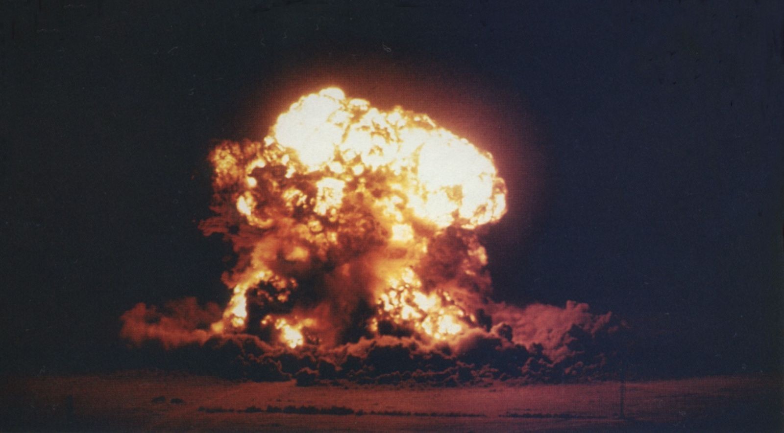 Территория ядерного взрыва. Ядерный взрыв. Испытания ядерного оружия. Взрыв термоядерной бомбы.