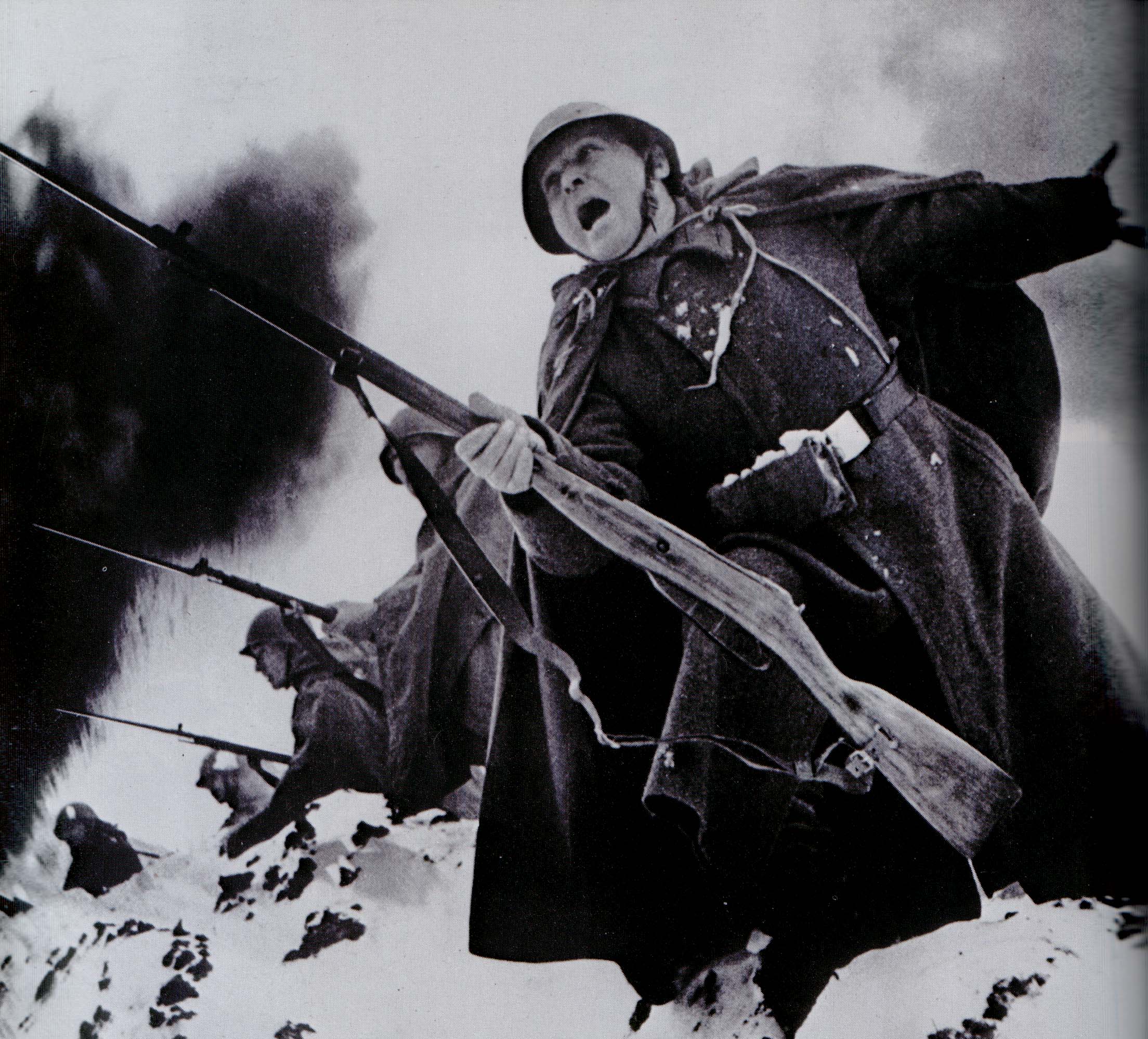 Нападение солдата. Атака Великой Отечественной войны 1941-1945. В бою солдаты ВОВ 1941-1945 советские.