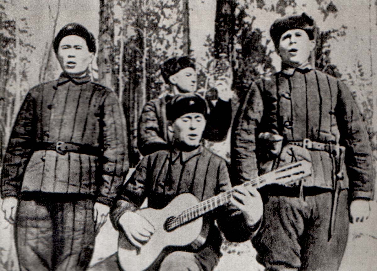 Песня солдатам на фронт. Музыканты Великой Отечественной войны. Музыканты на войне. Военные поют. Солдат с гитарой.