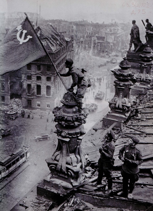 Великая Отечественная война - фотохроника, плакаты, послевоенные парады (68 фото)