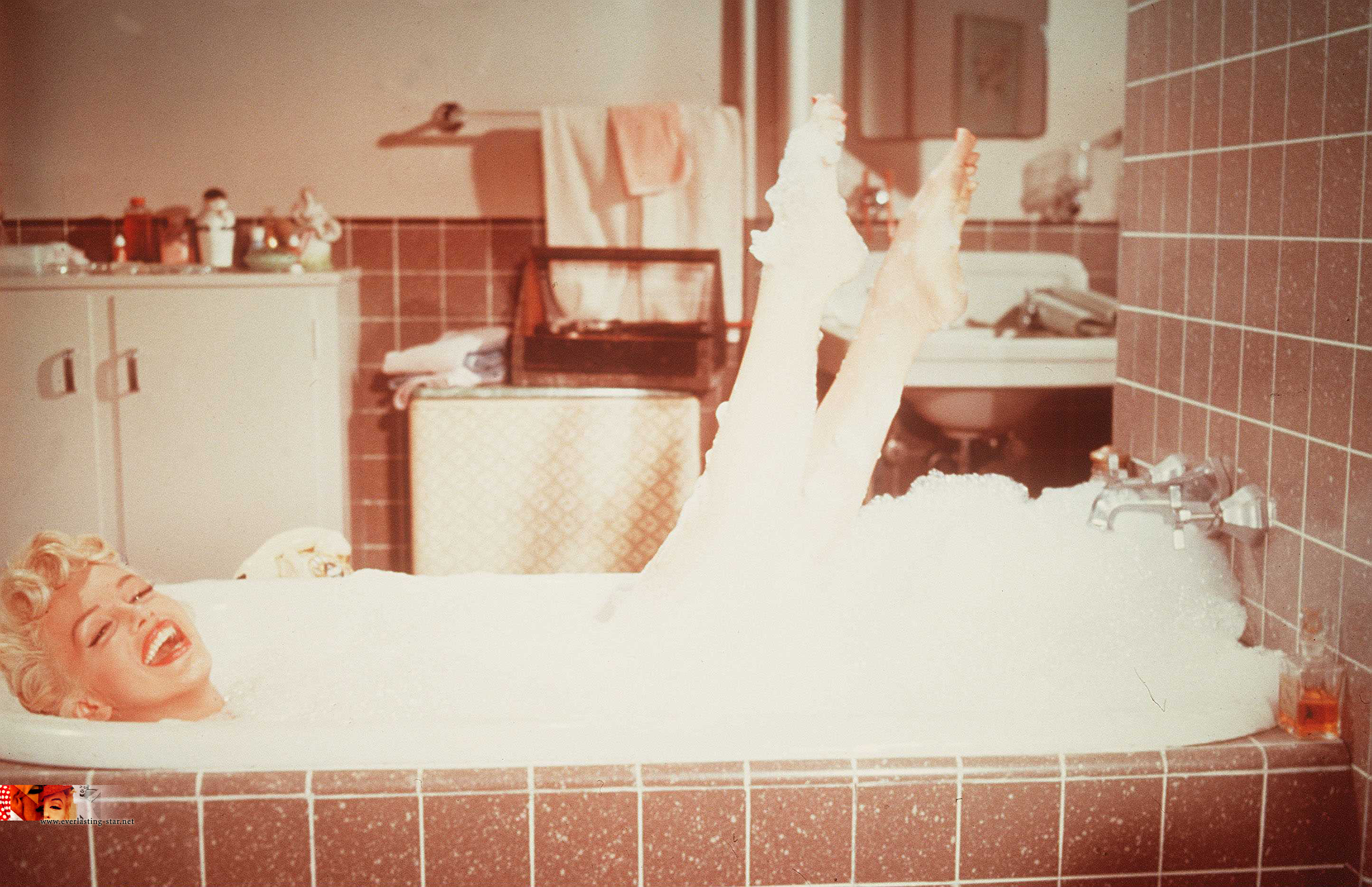 По утрам принимал ванну со льдом писатель. Мэрилин Монро в ванне.