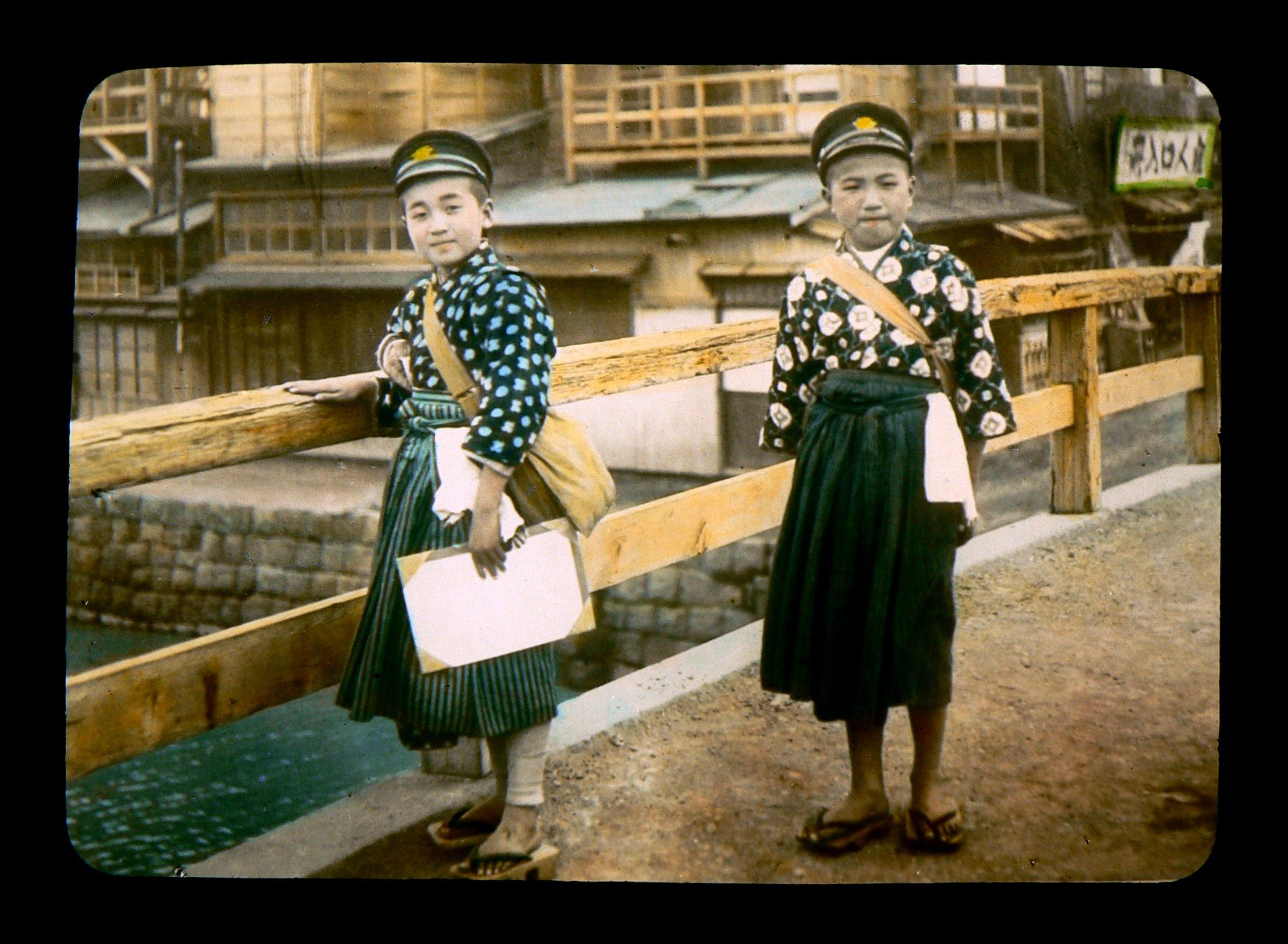 Ретро японских мам. Ретро Япония. Ретро в Японии одежда. Старые японские детские Наряды. Японские школьники ретро.
