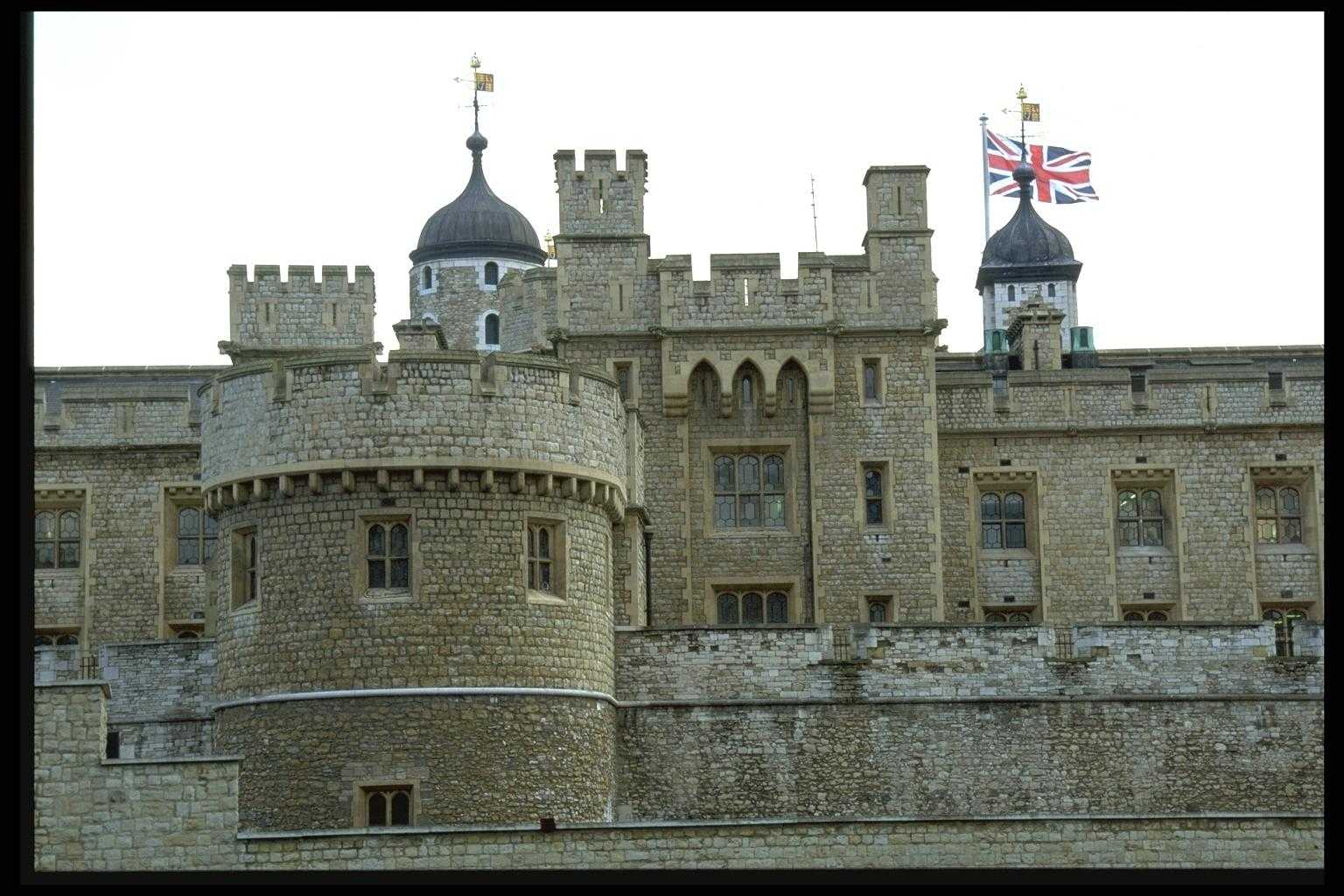 Появление английского языка. Замки средневековья Лондонский Тауэр. Тауэр в Лондоне средние века. Крепость Тауэр в Великобритании. Лондонский Тауэр 1078.