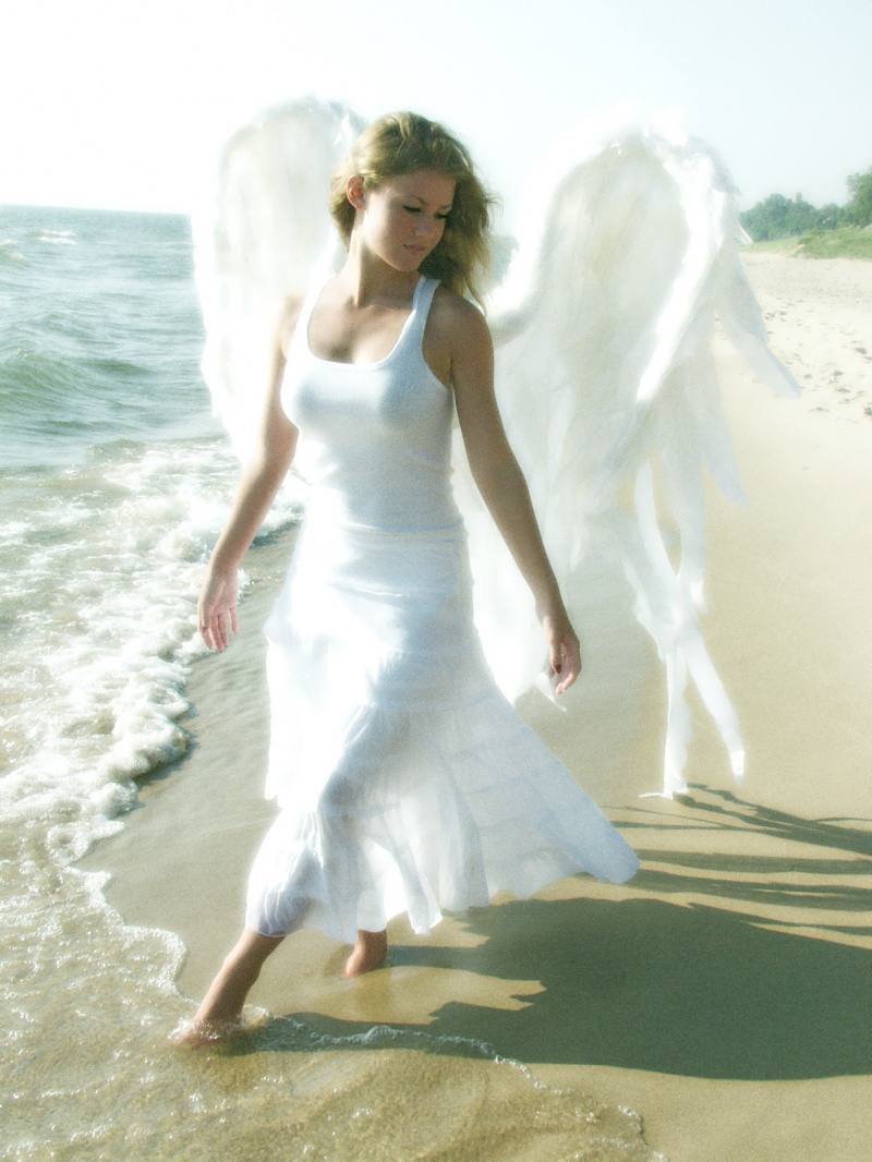 Ангел в белом платье. Девушка в белом платье с крыльями. Девушка в белом платье с крыльями ангела. Девушка ангел в платье. Фотосессия с крыльями ангела на море.