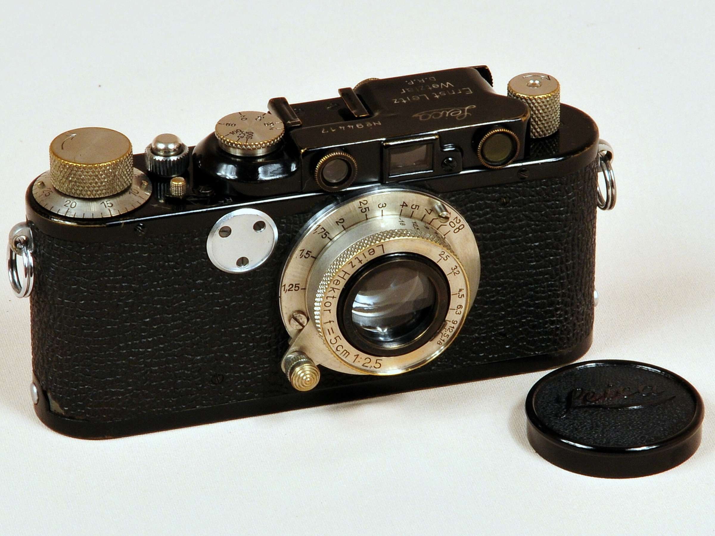 Первый фотоаппарат. Leica 2 1932. Малоформатный дальномерный фотоаппарат Leica II.. Leica 1945. Фотоаппарат Leica 1945.
