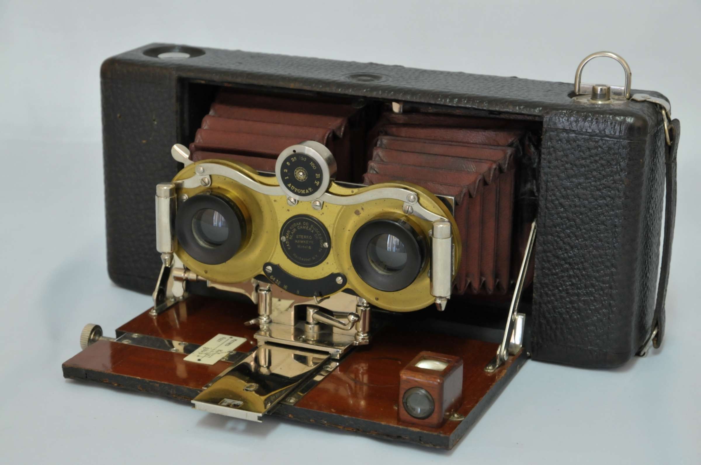 Первый фотоаппарат. Фотоаппарат Сеттона 1861. Стереофотоаппарат Kodak. Первый зеркальный фотоаппарат Сэттона. Стереофотоаппарат 19 век.