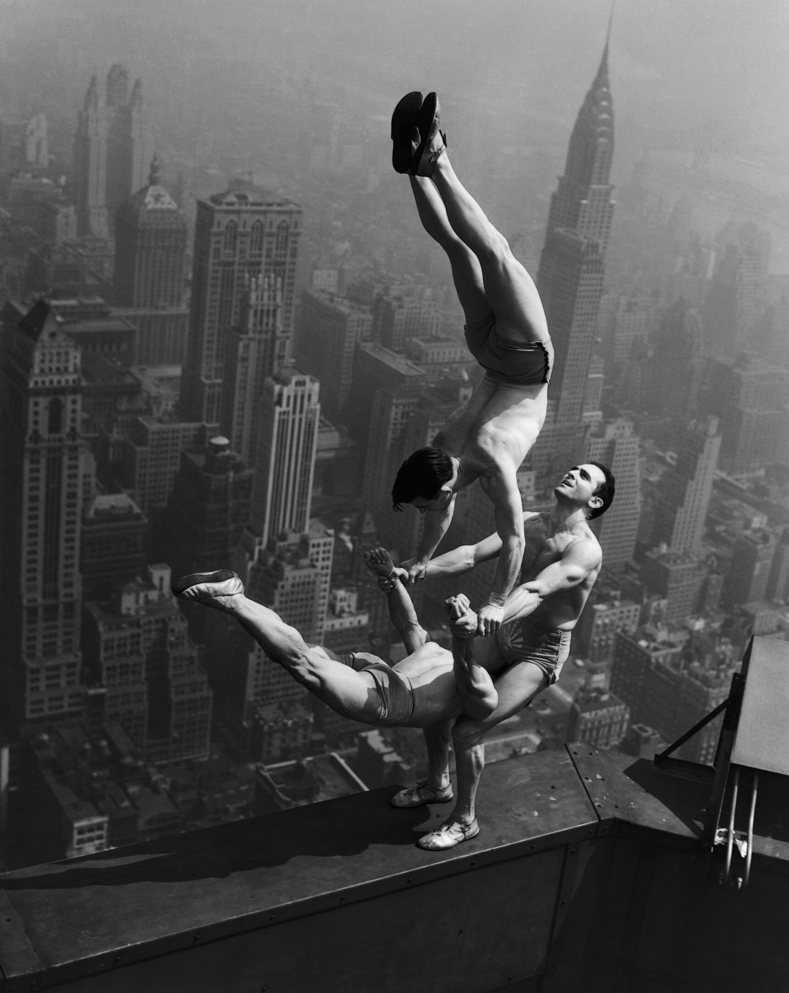 Шедевральные картинки. Акробаты балансируют на вершине Эмпайр-Стейт-Билдинг, 1934 год. Акробаты на крыше Эмпайр-Стейт-Билдинг. Эмпайр Стейт Билдинг 1934.