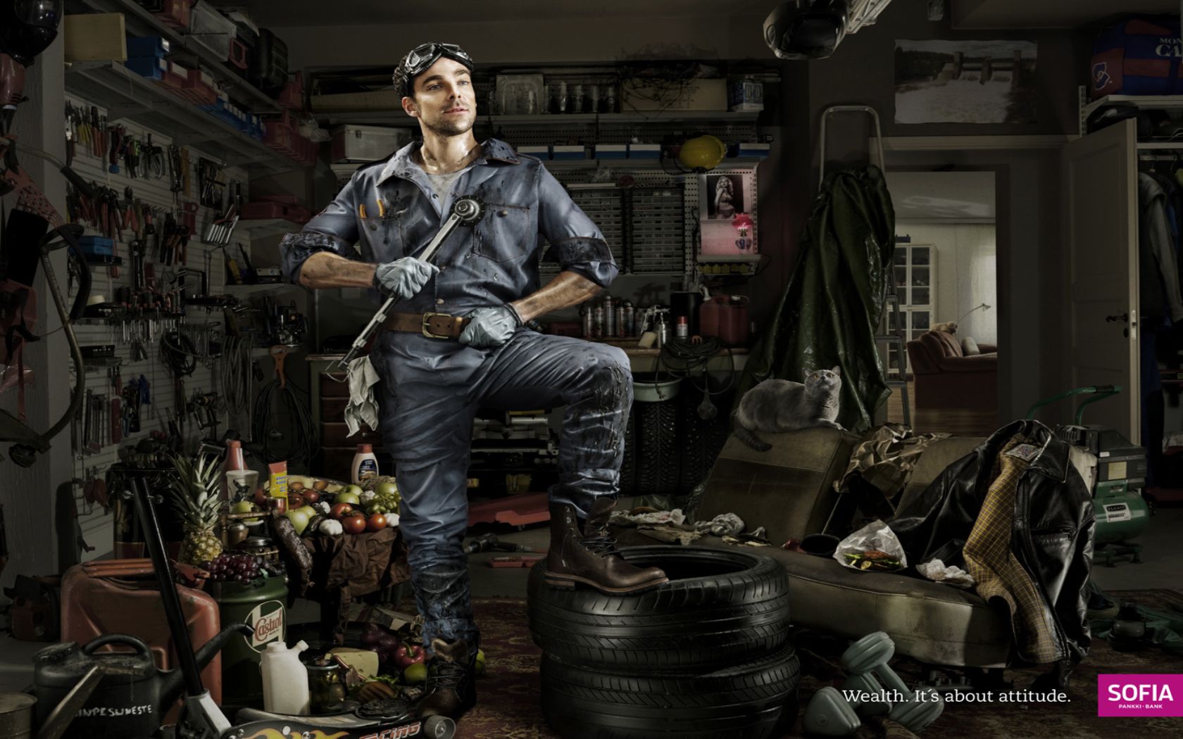 Механика откатов. Фотограф Фредди Фабрис. Мужчина в гараже. Автомеханик. Креативная реклама автомастерской.