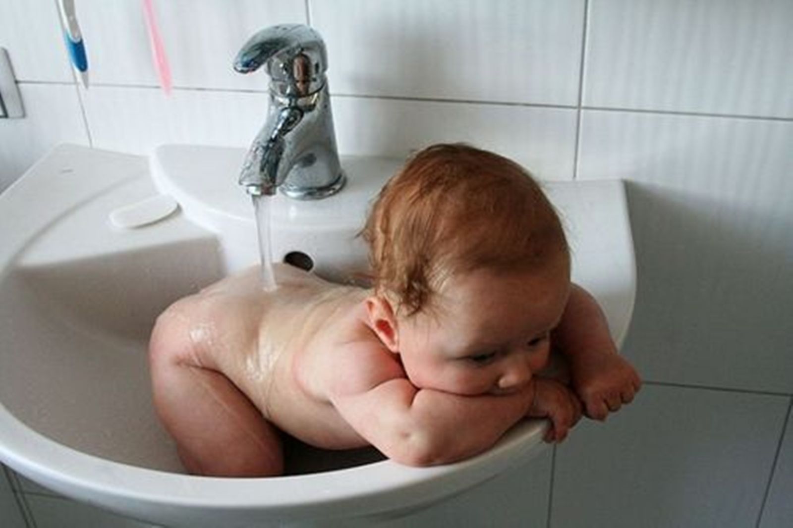 Подмывание новорожденного мальчика. Раковина для подмывания младенцев. Смешные дети. Ребенок в раковине. Подмывание ребенка в раковине.