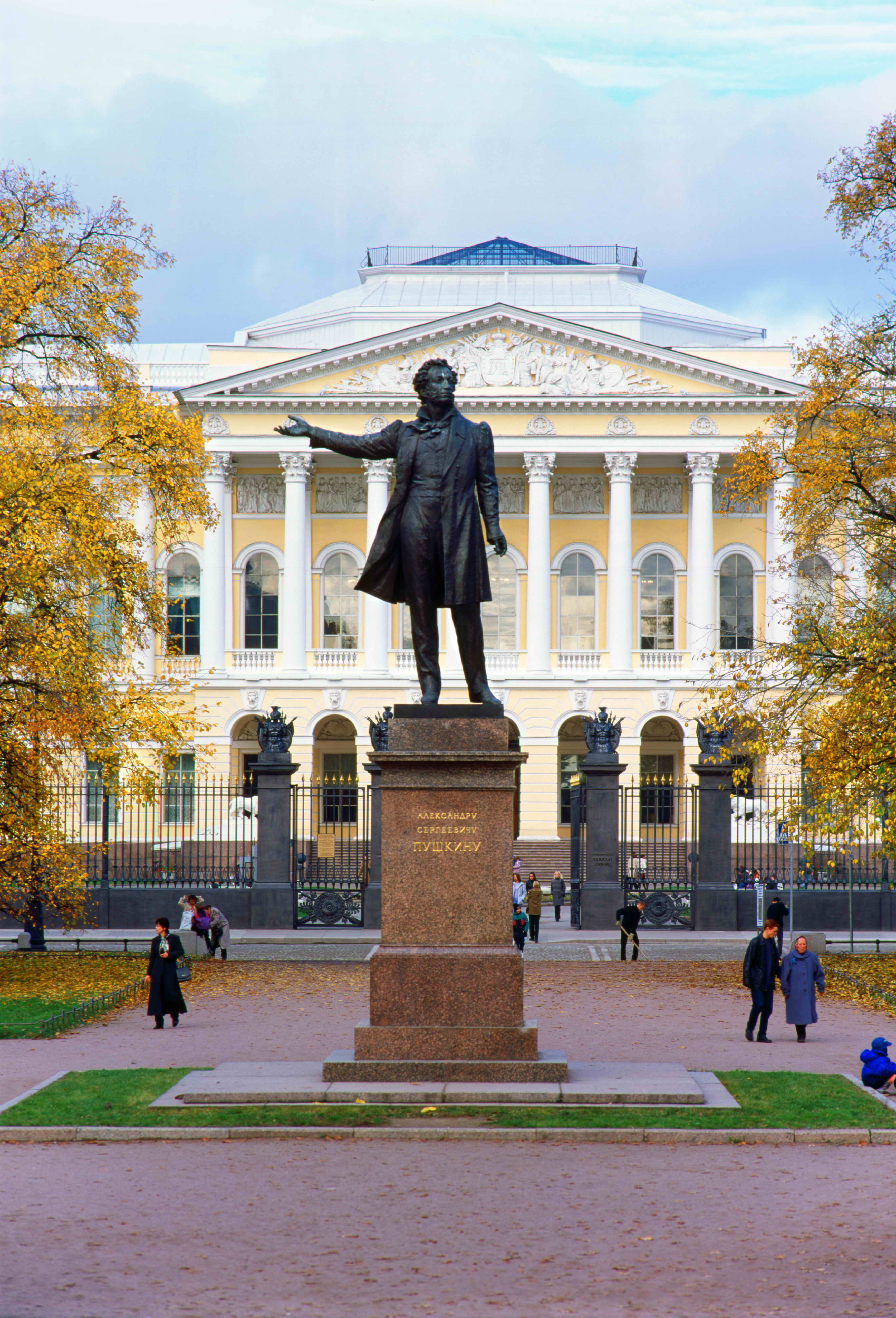 Памятник Пушкину у русского музея в Санкт-Петербурге