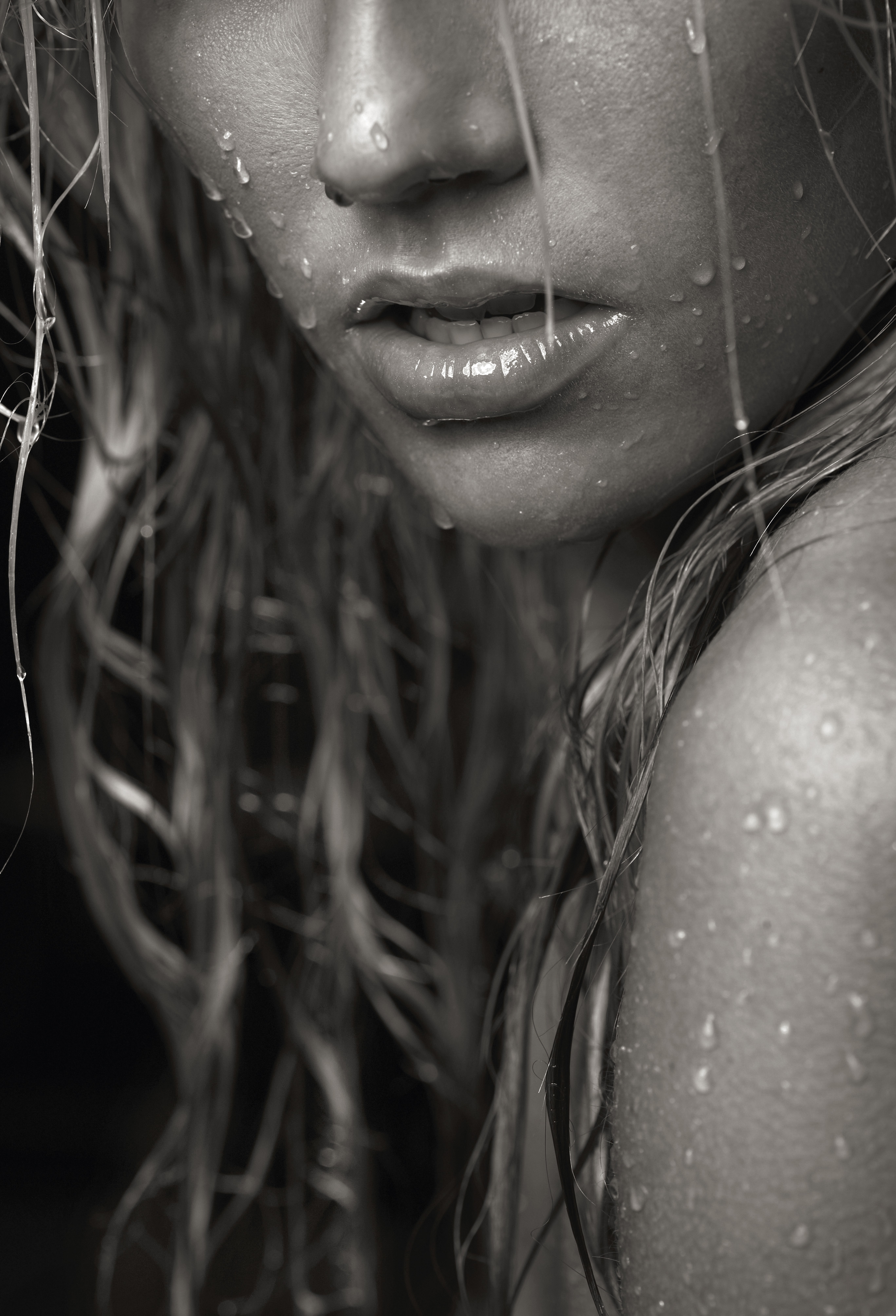 Мокрыми глазами песня. Девушка под дождем. Фотосессия с мокрыми волосами. Блондинка с мокрыми волосами. Красивые девушки черно белое.