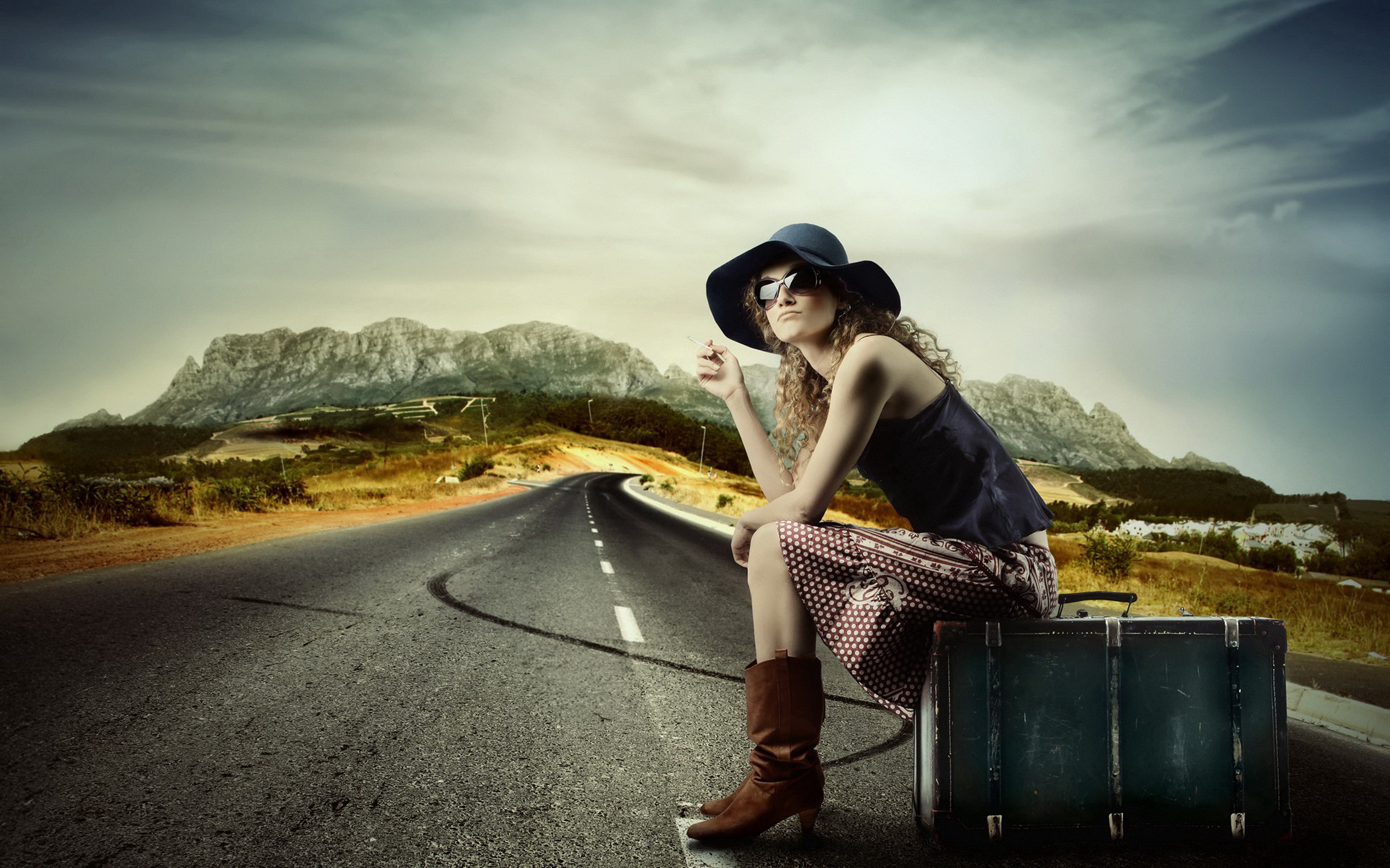 Жизнь неплоха. Девушка с чемоданом. Девушка с чемоданом на дороге. Фотосессия с чемоданом на дороге. Девушка путешествует.