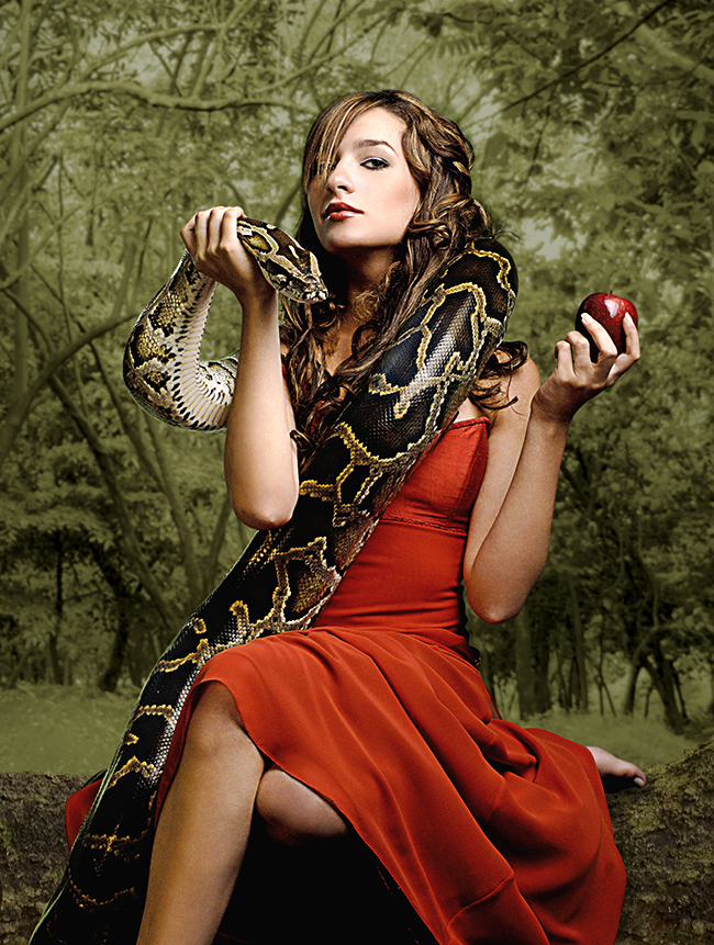 Женщины гадюки. Фотосессия со змеями. Девушка змея. Фотосессия со змеей в платье. Девушка в платье со змеей.