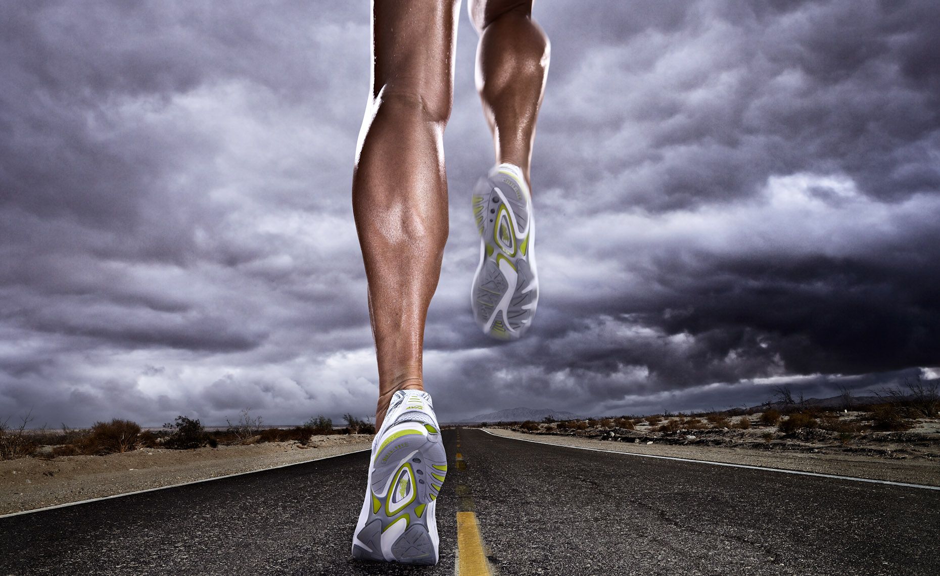 Мотивация со стороны. Бег ноги. Ноги бегуна. Спорт бег ноги. Бегущие ноги спортсмена.