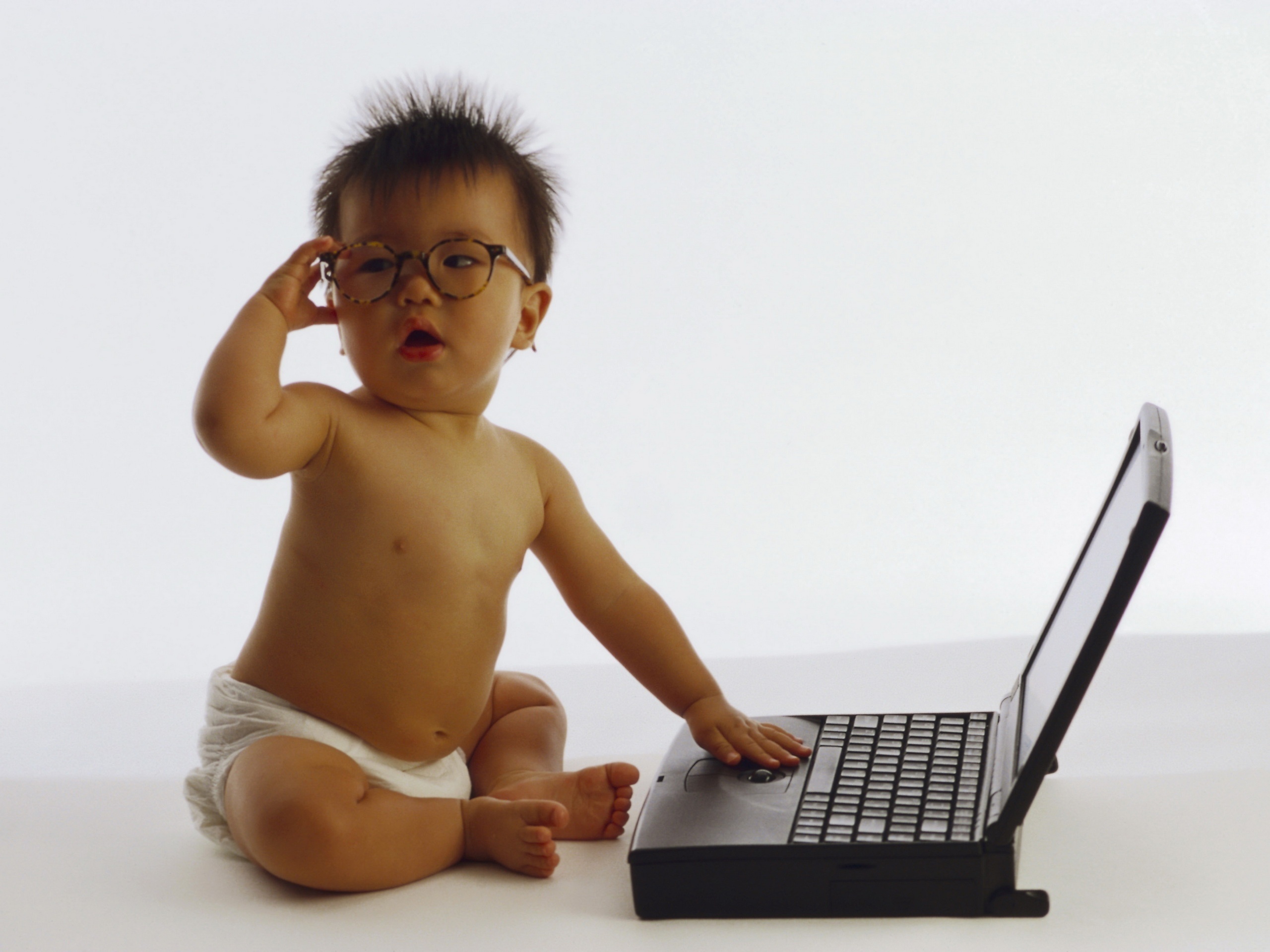 Смешная картинка компьютера. Компьютер картинка для детей. Маленький ребенок за компьютером. Компьютер интернет дети. Мальчик с ноутбуком.