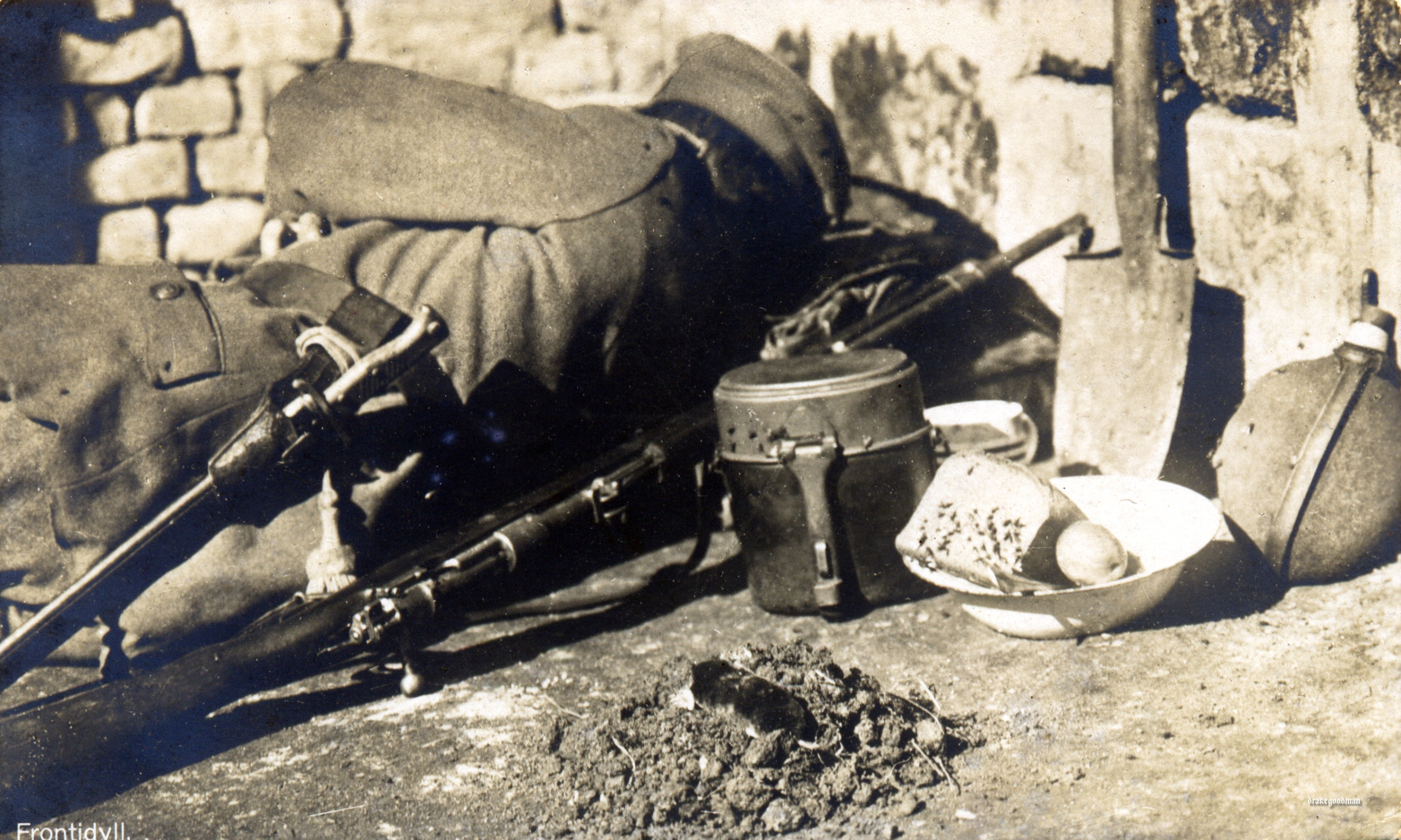 Немецкий солдат с котелком