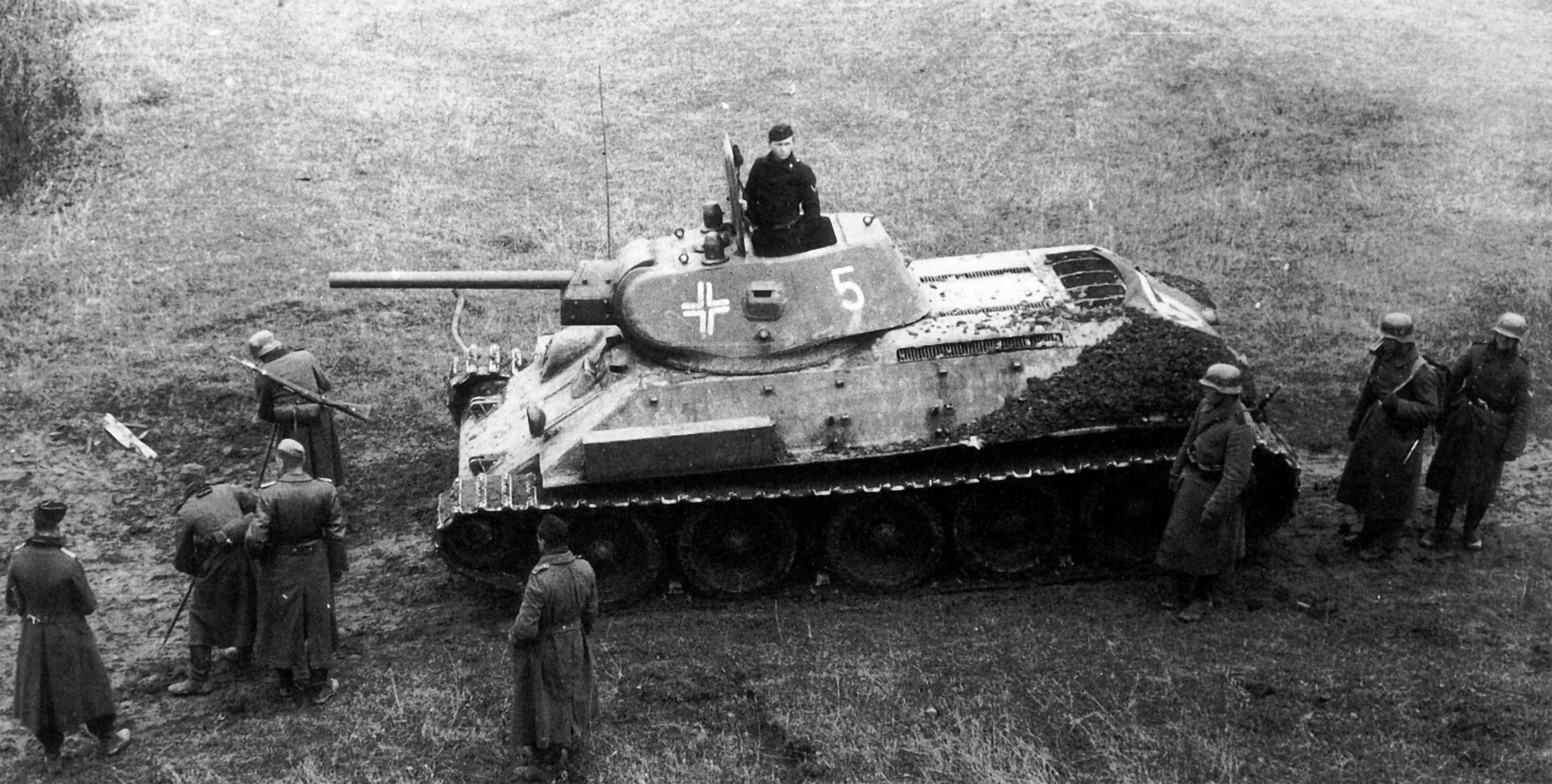 Захватили немецкий танк. Трофейный танк т 34. Т-34 трофейный немецкий. Немецкий танк т 34. Трофейные т-34 в Вермахте.