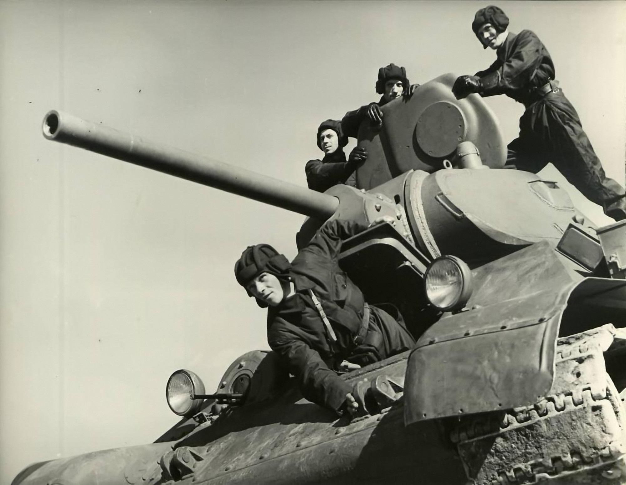 Бронь в годы великой отечественной войны. Танкист т-34. Танкист с танком т-34 ВОВ. Экипаж танка т-34.