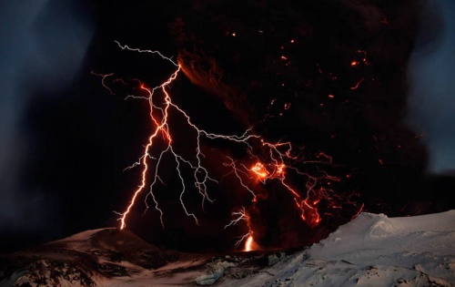 30 невероятных фотографий извержения вулканов (30 фото)