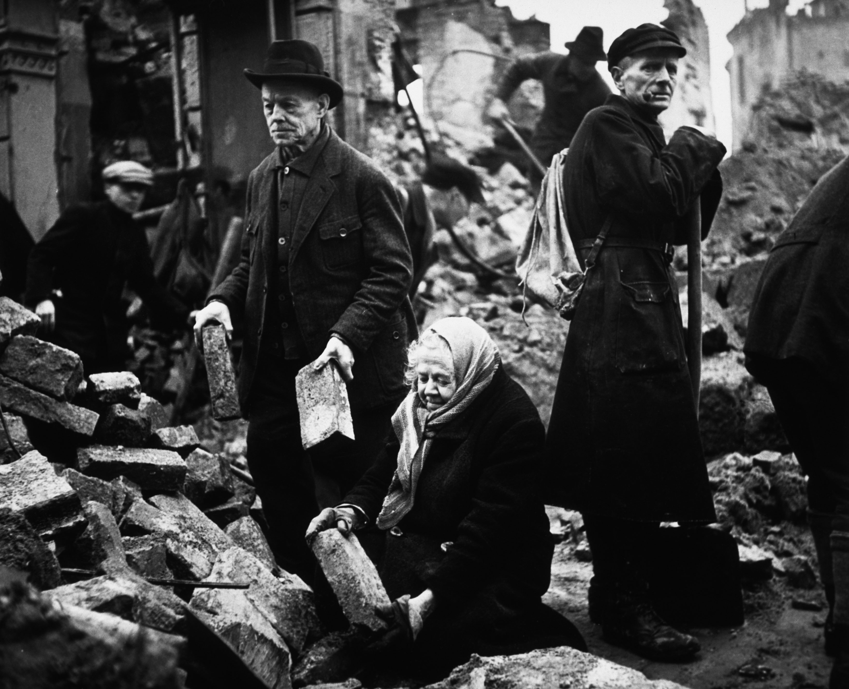 Голодные послевоенные годы. Восстановление Дрездена 1945. Послевоенная Германия 1945.