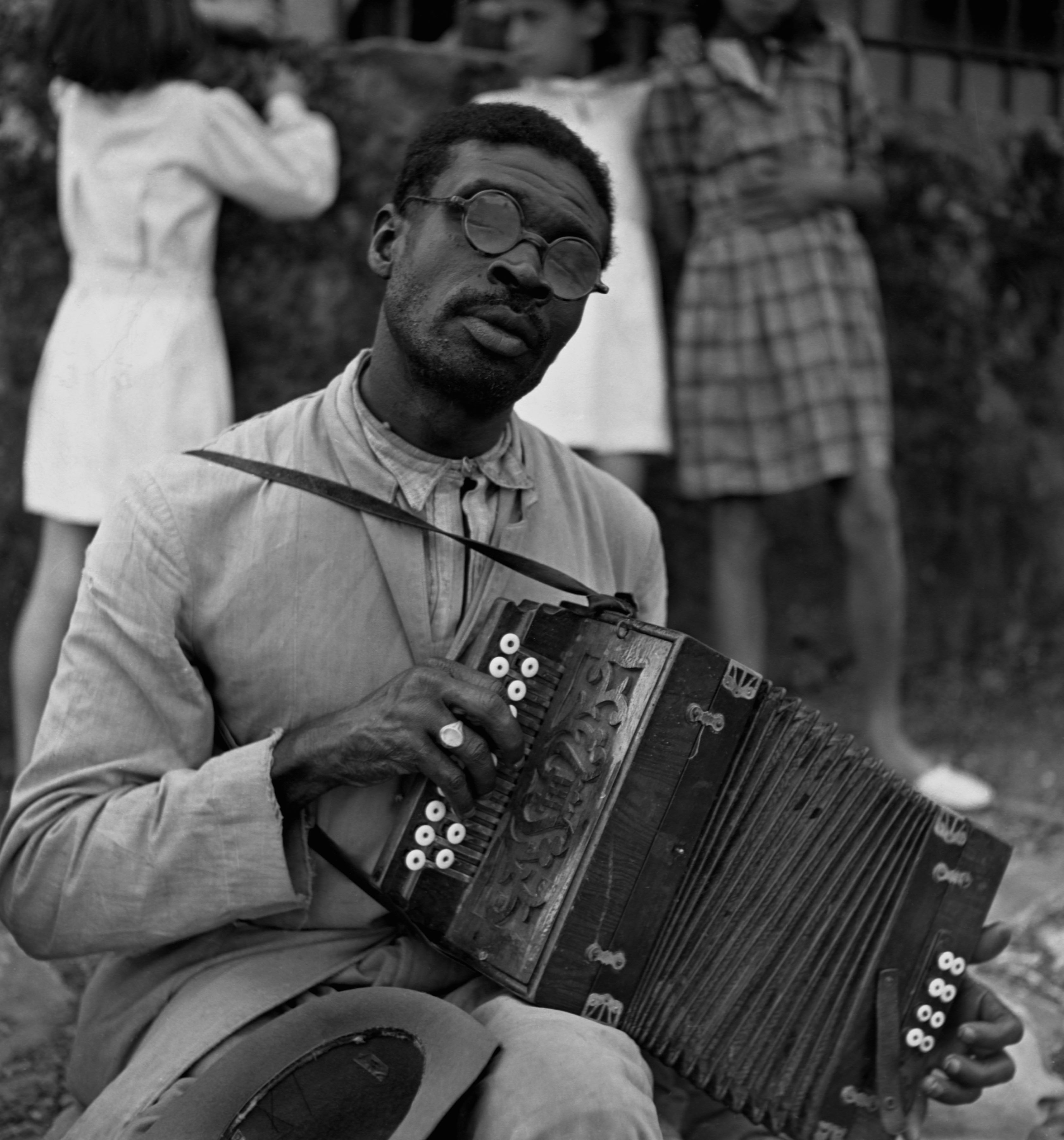 Негр винтаж. Рио де Жанейро 1940 год. Негр с баяном. Негр с гармошкой. Человек с аккордеоном.