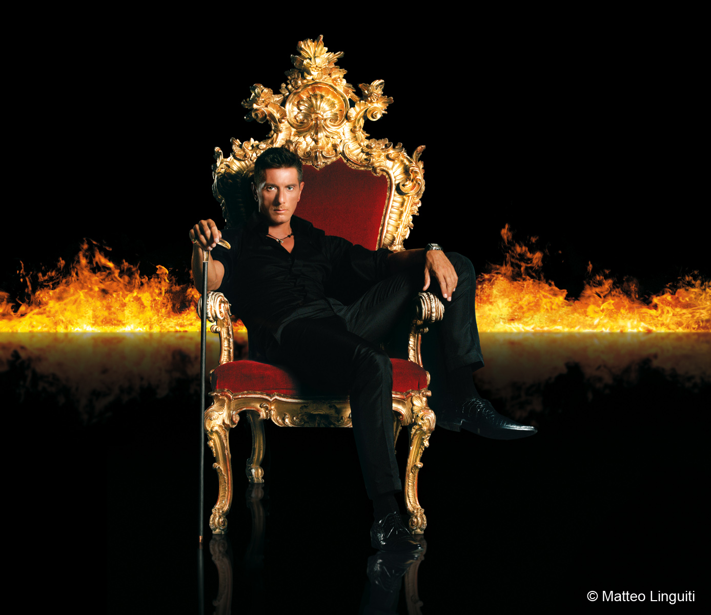 Сидит на огромном черном. Человек на троне. Парень сидит на троне. Мужчина в кресле. Мужчина на троне.