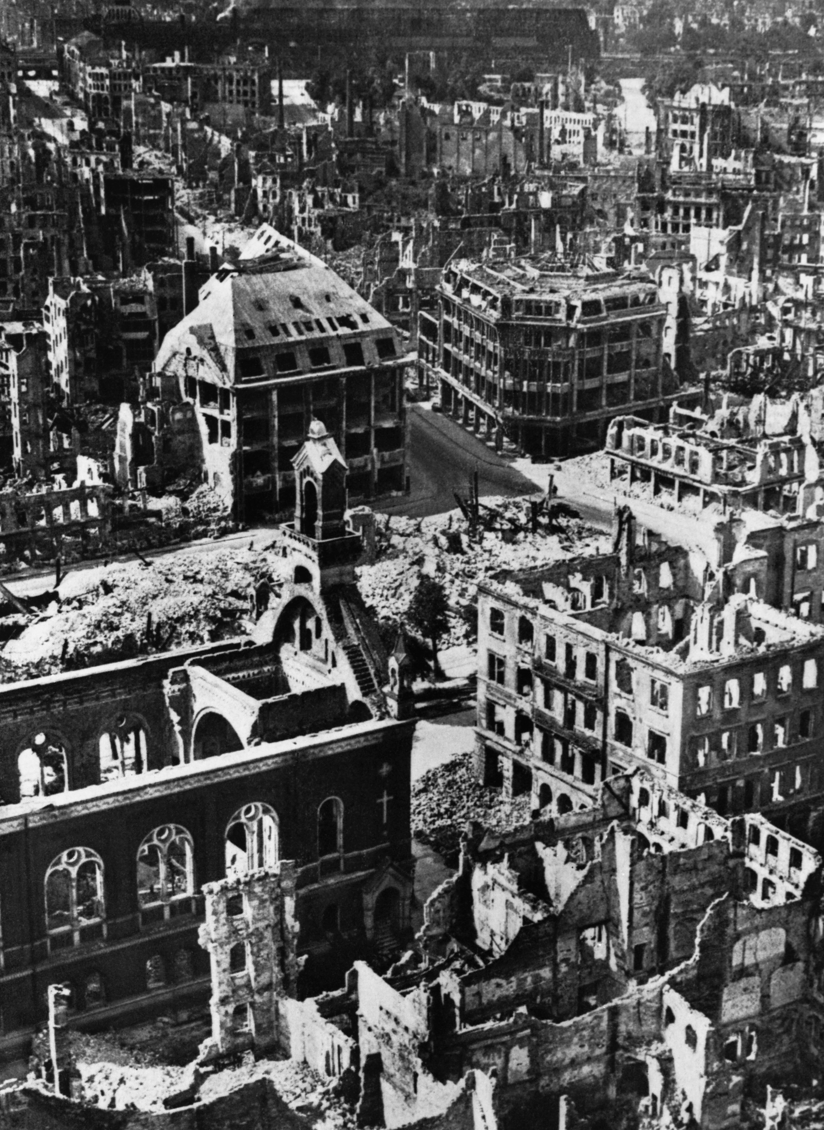 Немецкие города после войны. Дрезден бомбардировка 1945. Дрезден до бомбардировки 1945. Дрезден после бомбардировки 1945.