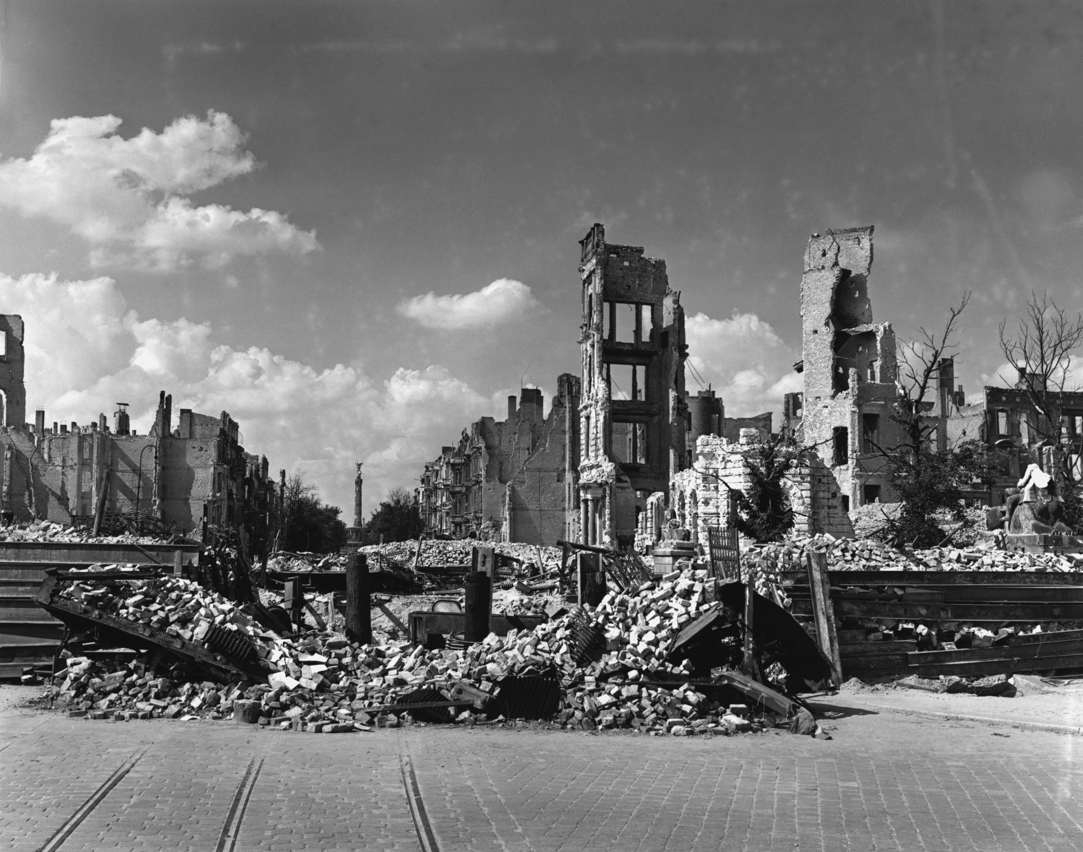 Окружающий мир после великой войны. ВОВ Берлин 1945 руины. Разбомбленный Берлин в 45. Берлин город 1945. Разрушенный Берлин 1945.